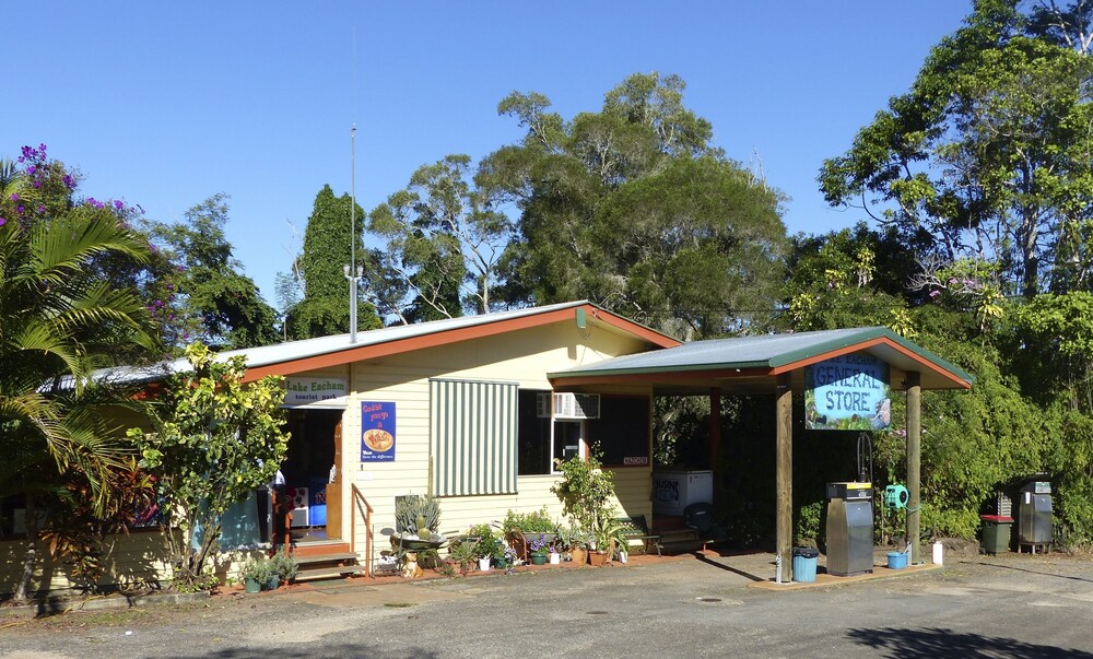 Lake Eacham Tourist Park & Self Contained Cabins