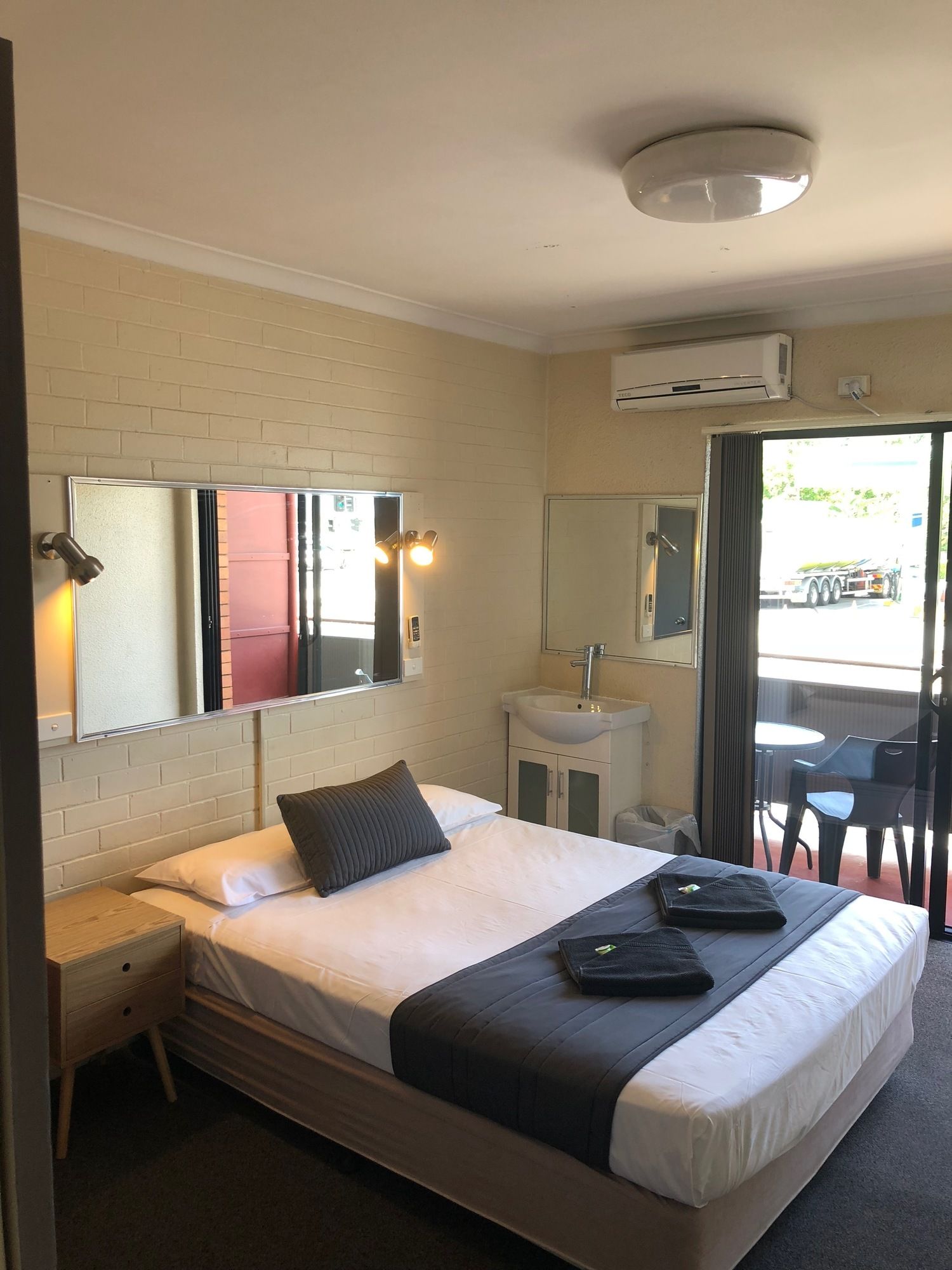 Kingsford Riverside Inn