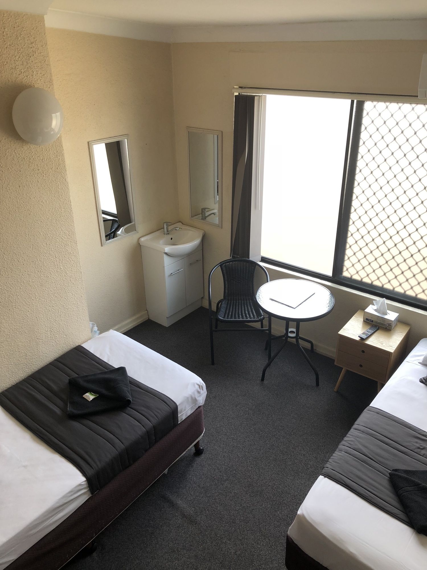 Kingsford Riverside Inn