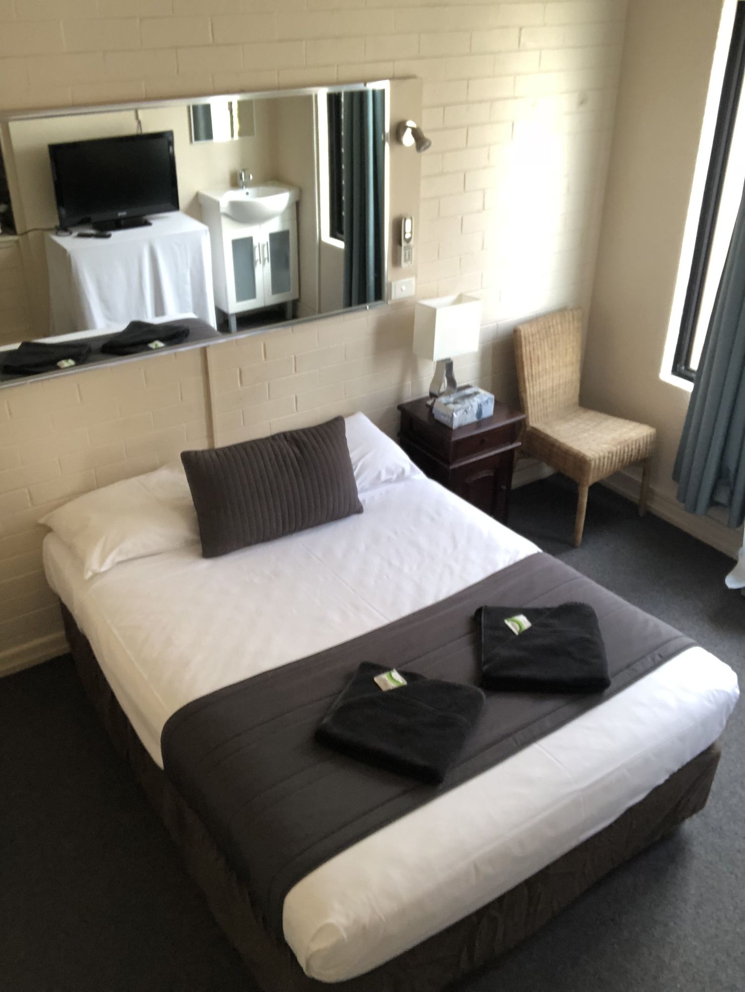 Kingsford Riverside Inn