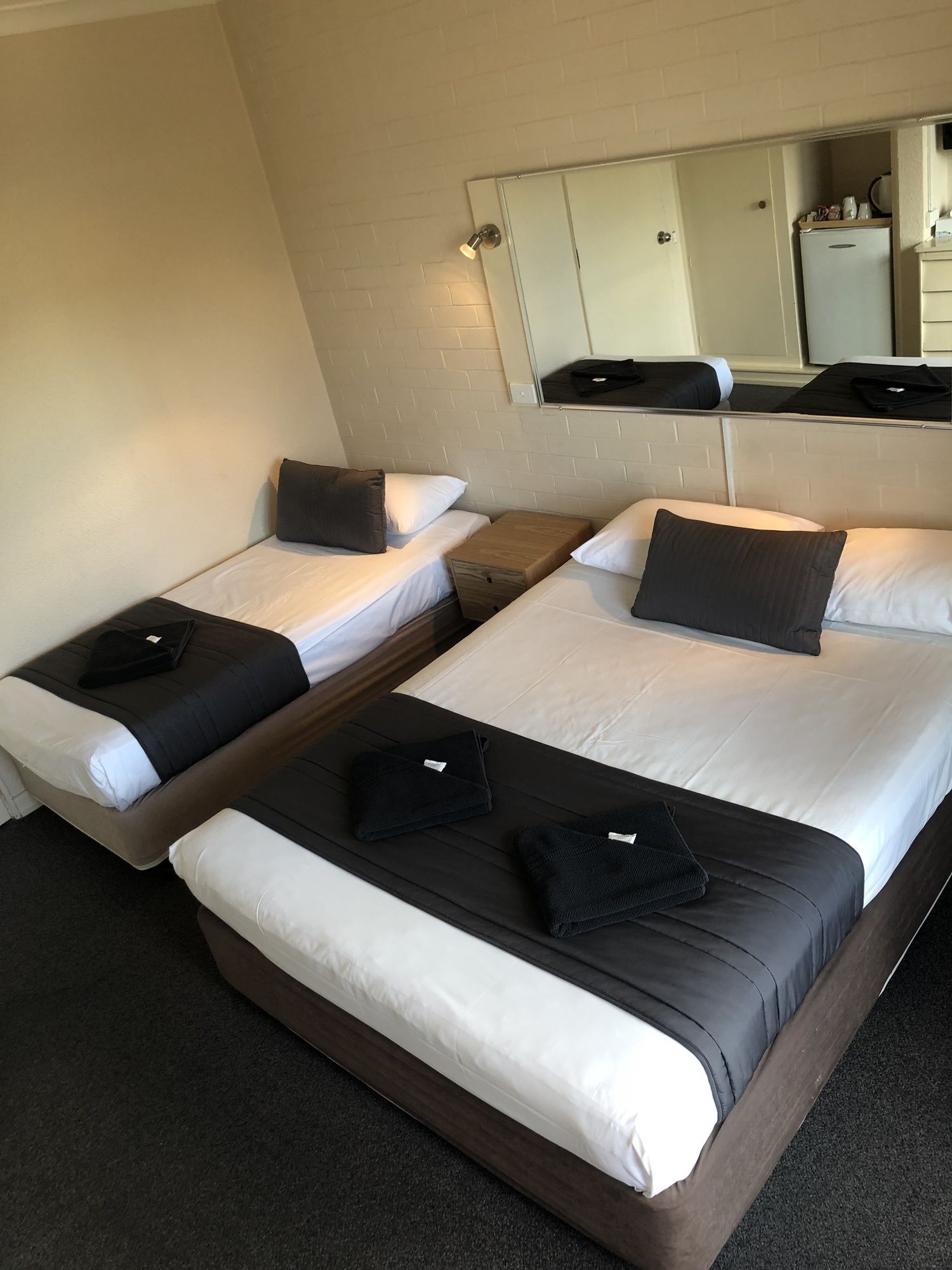 Kingsford Riverside Inn