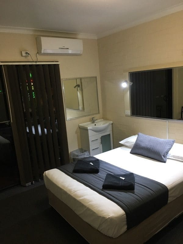 Kingsford Riverside Inn