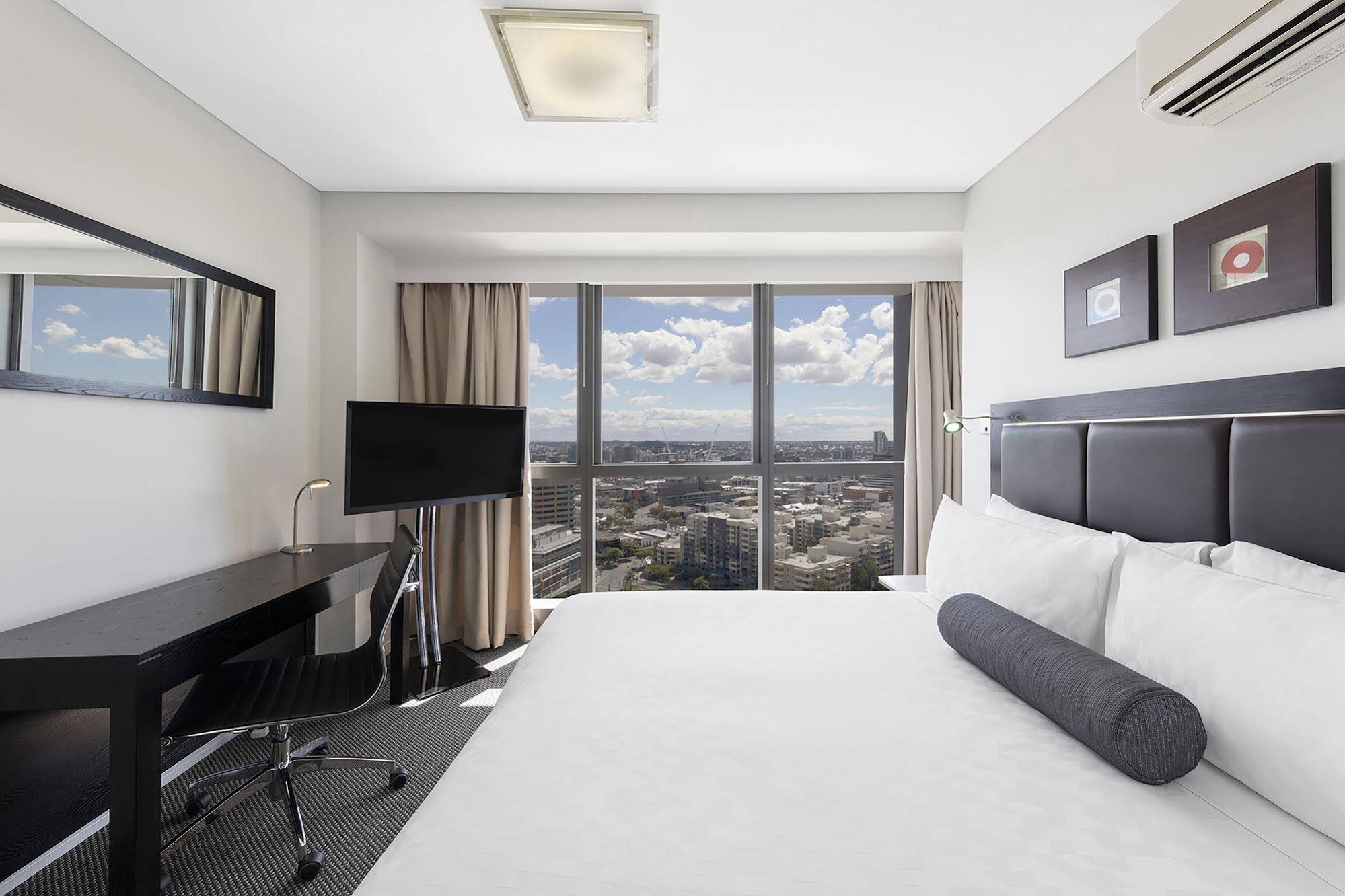 Meriton Suites Adelaide Street, Brisbane