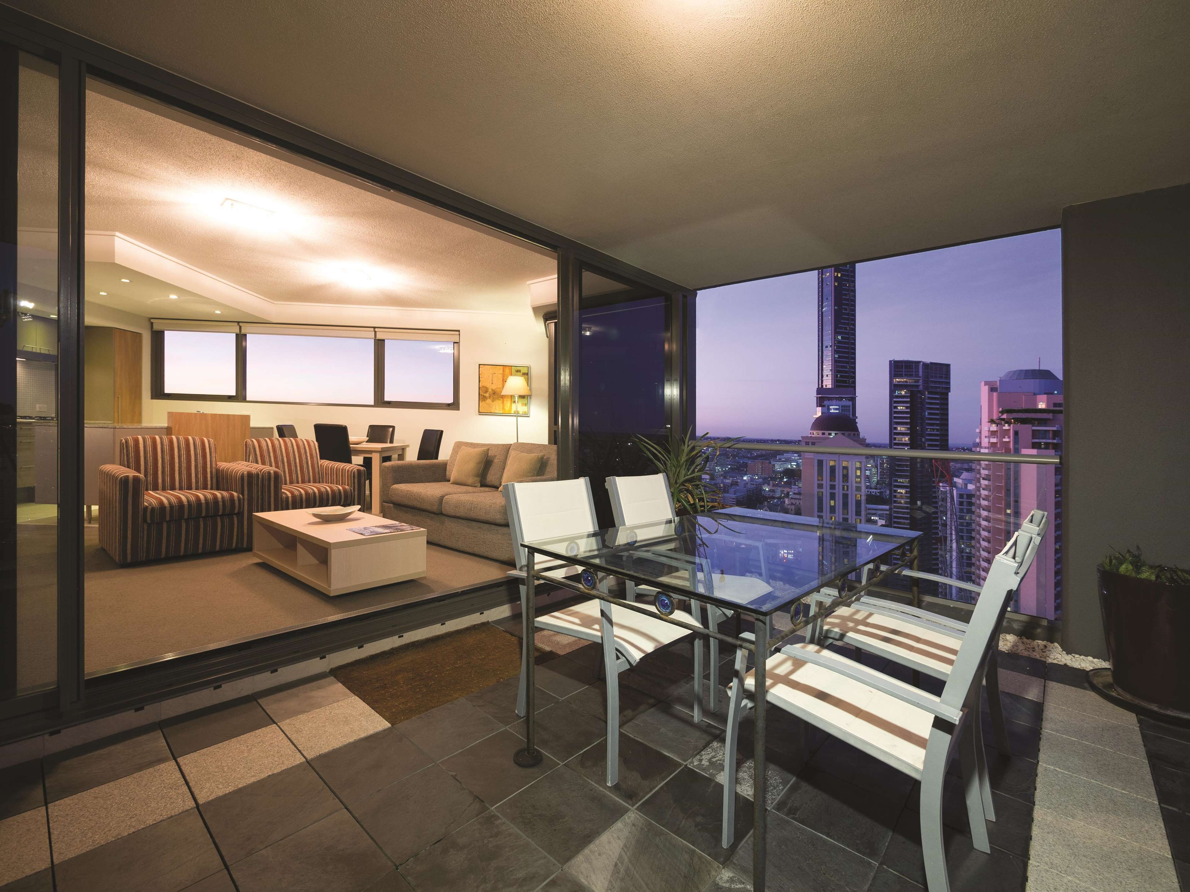 Oaks Brisbane Aurora Suites