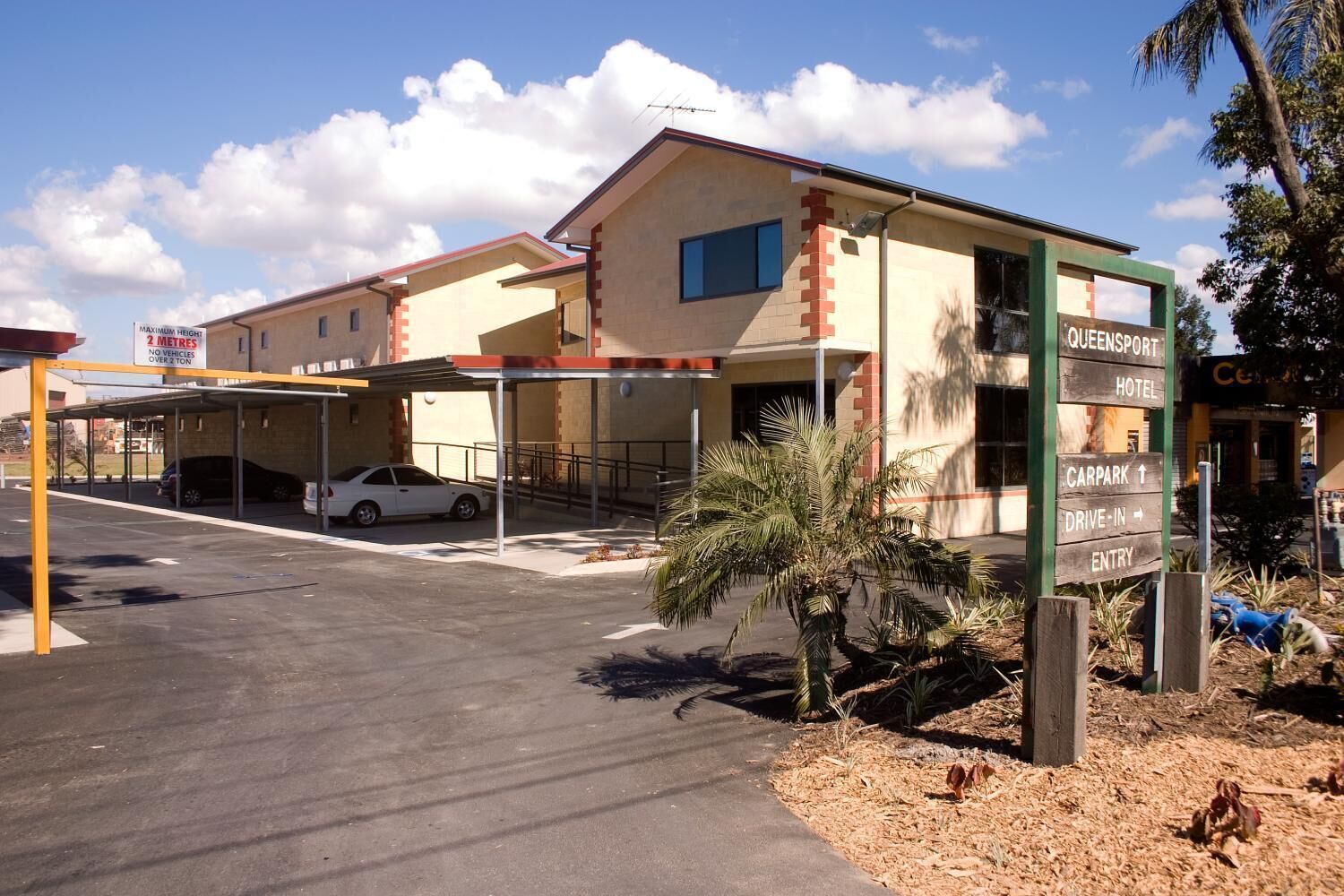 Queensport Tavern/Motel