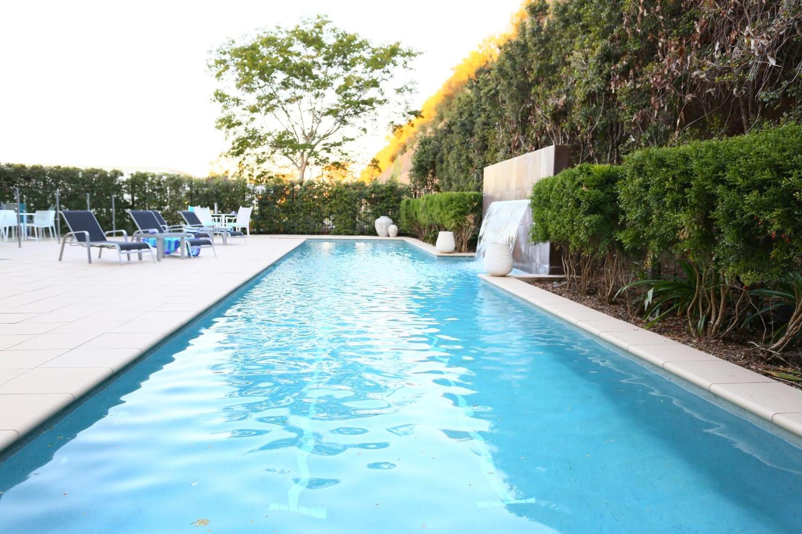 Springfield Lakes Hotel