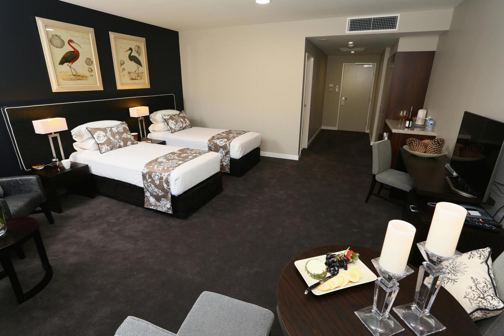 Springfield Lakes Hotel