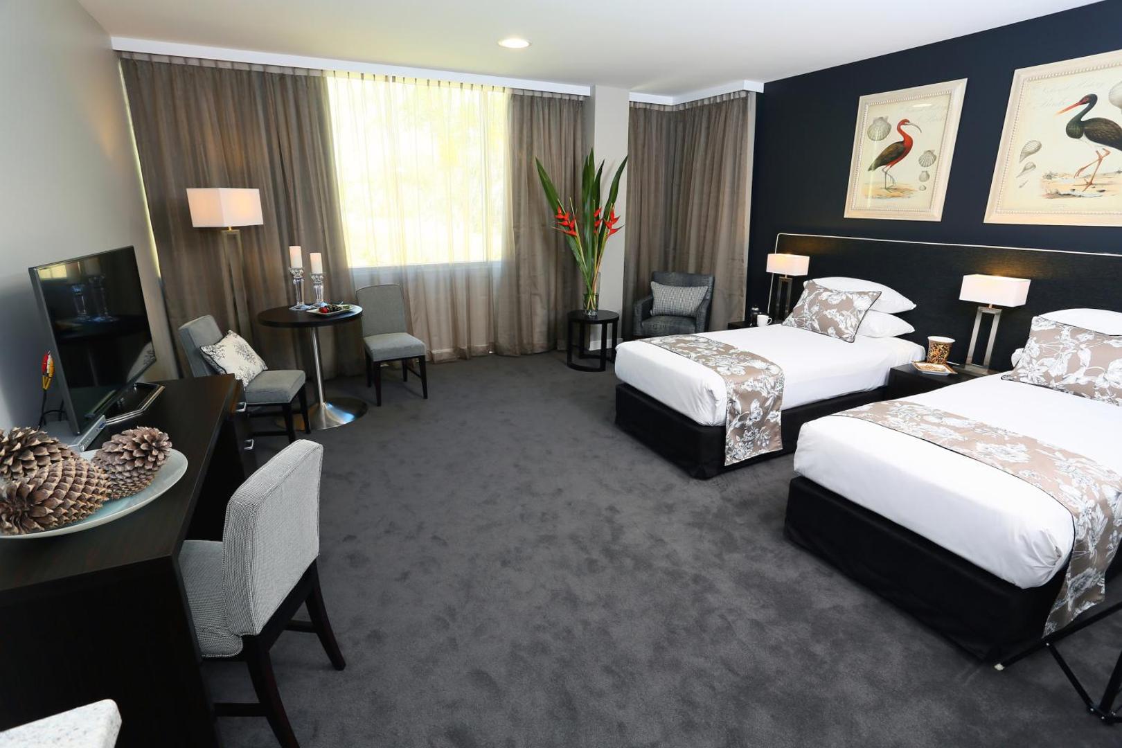 Springfield Lakes Hotel