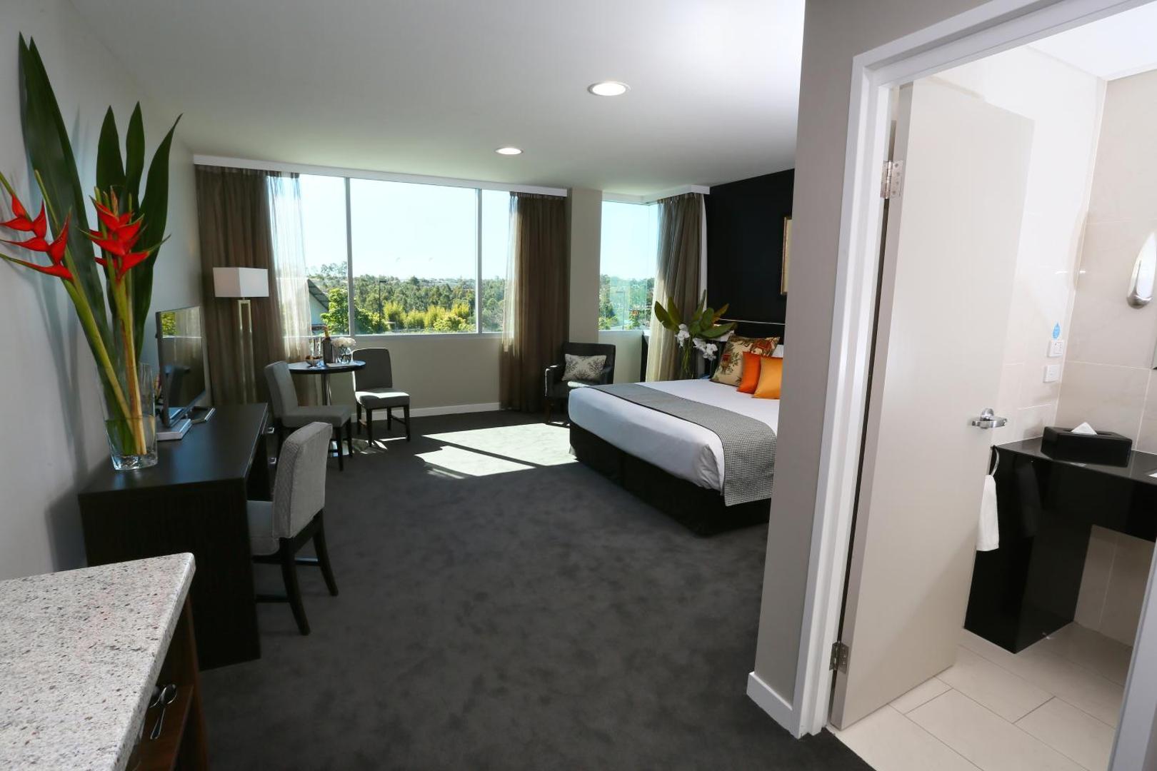 Springfield Lakes Hotel