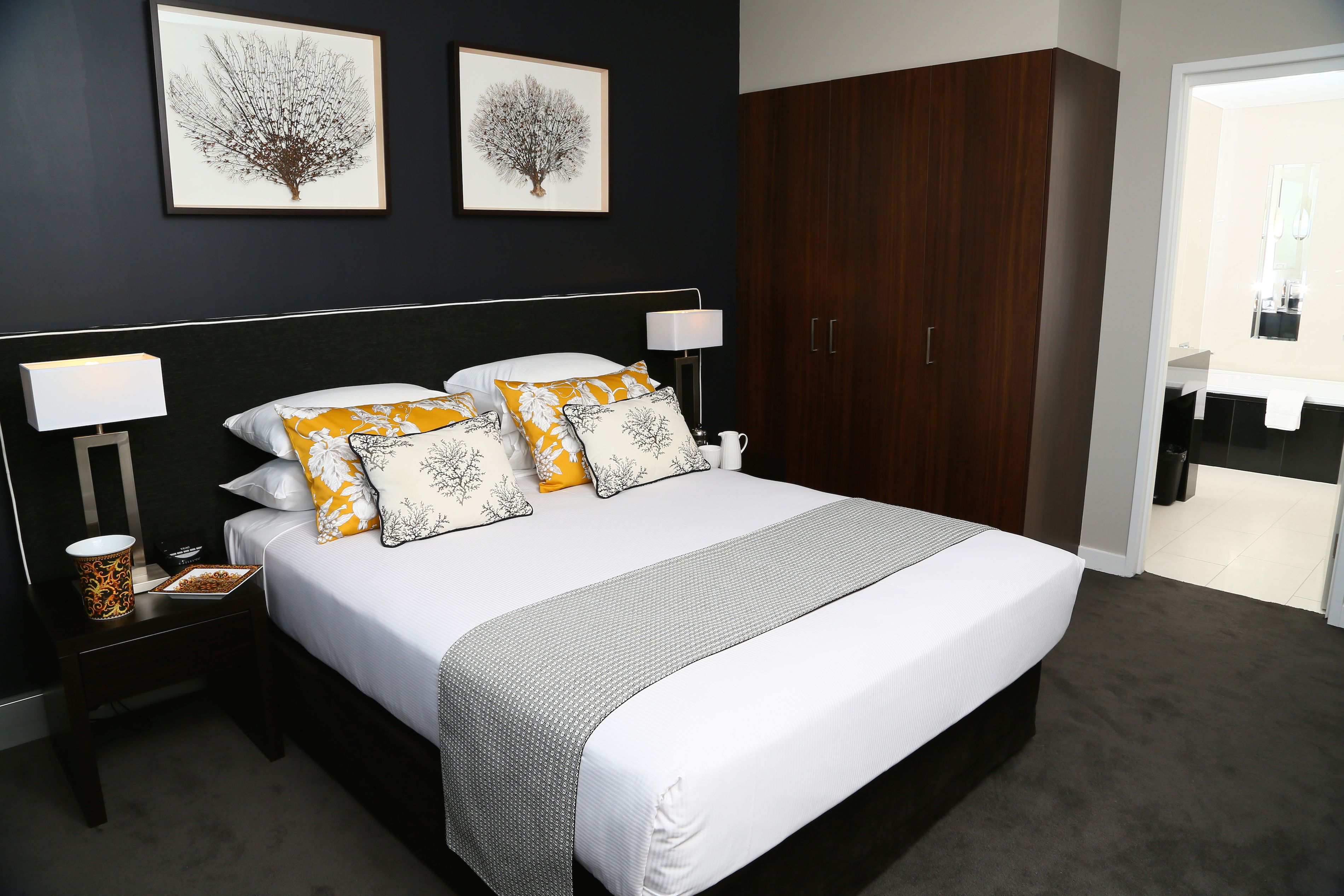 Springfield Lakes Hotel