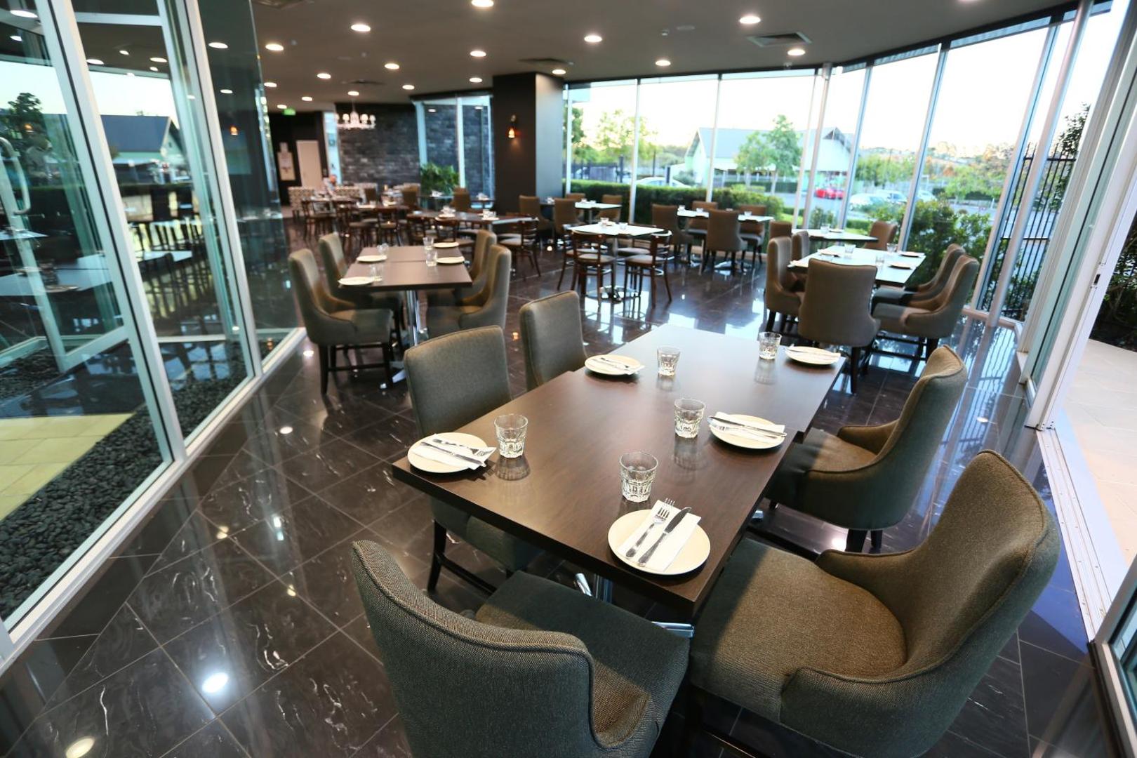 Springfield Lakes Hotel