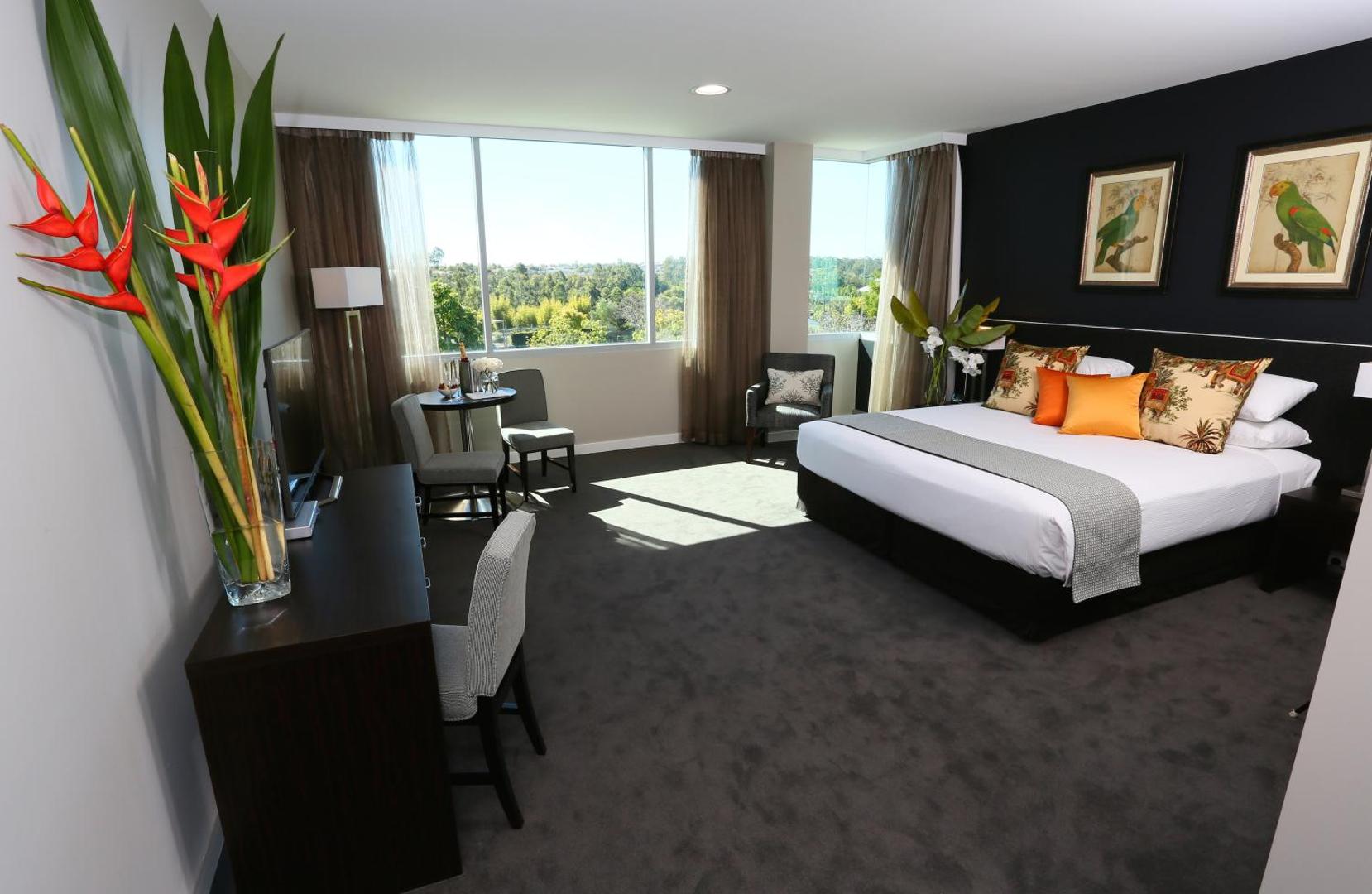 Springfield Lakes Hotel