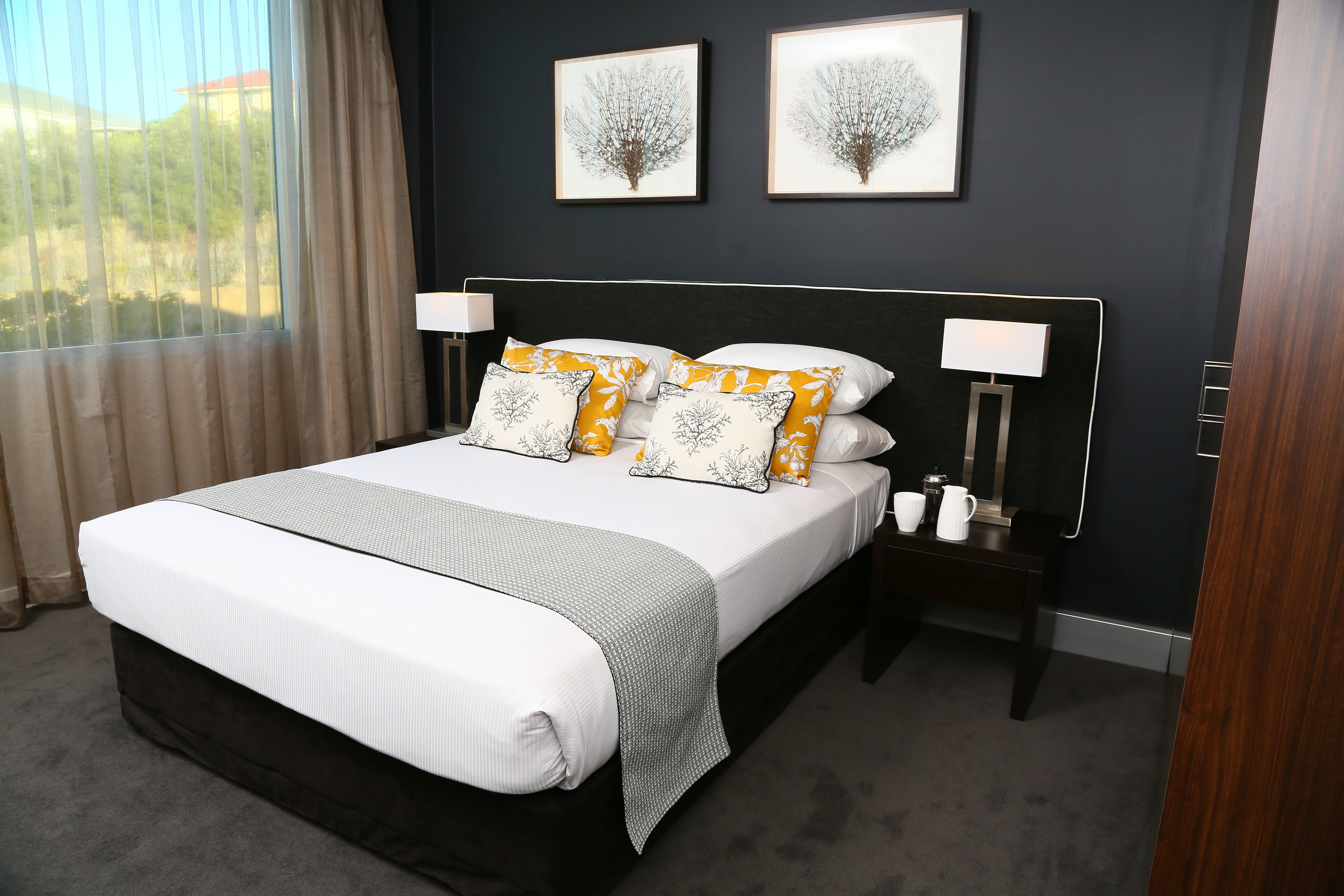 Springfield Lakes Hotel