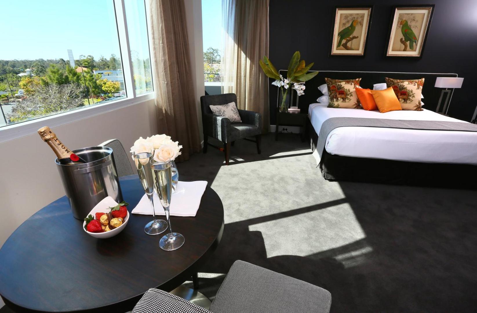 Springfield Lakes Hotel