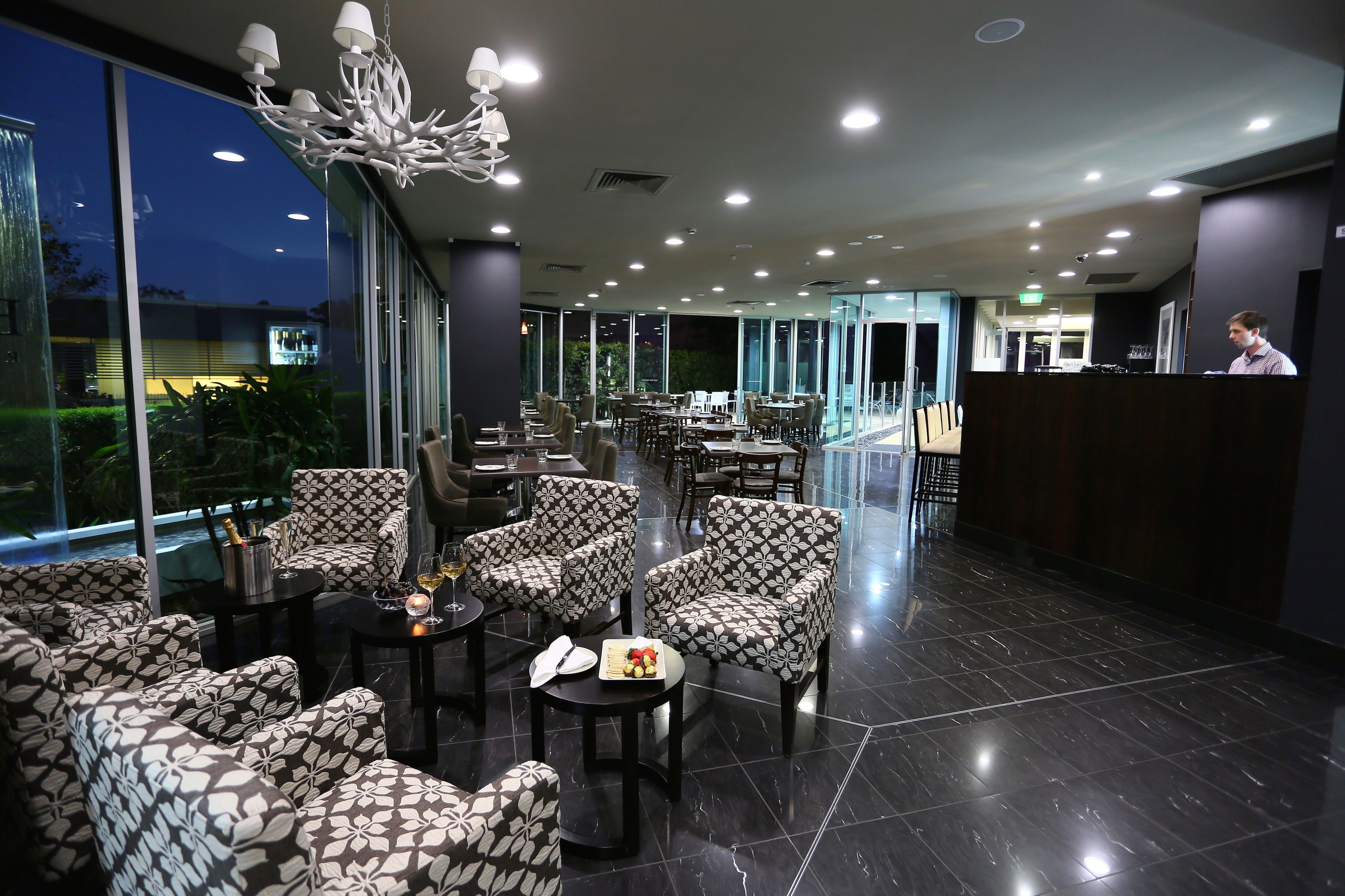 Springfield Lakes Hotel