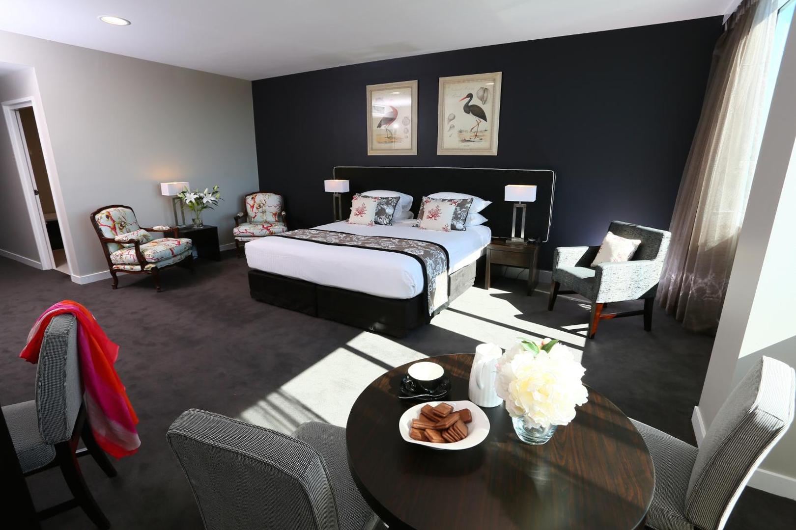 Springfield Lakes Hotel