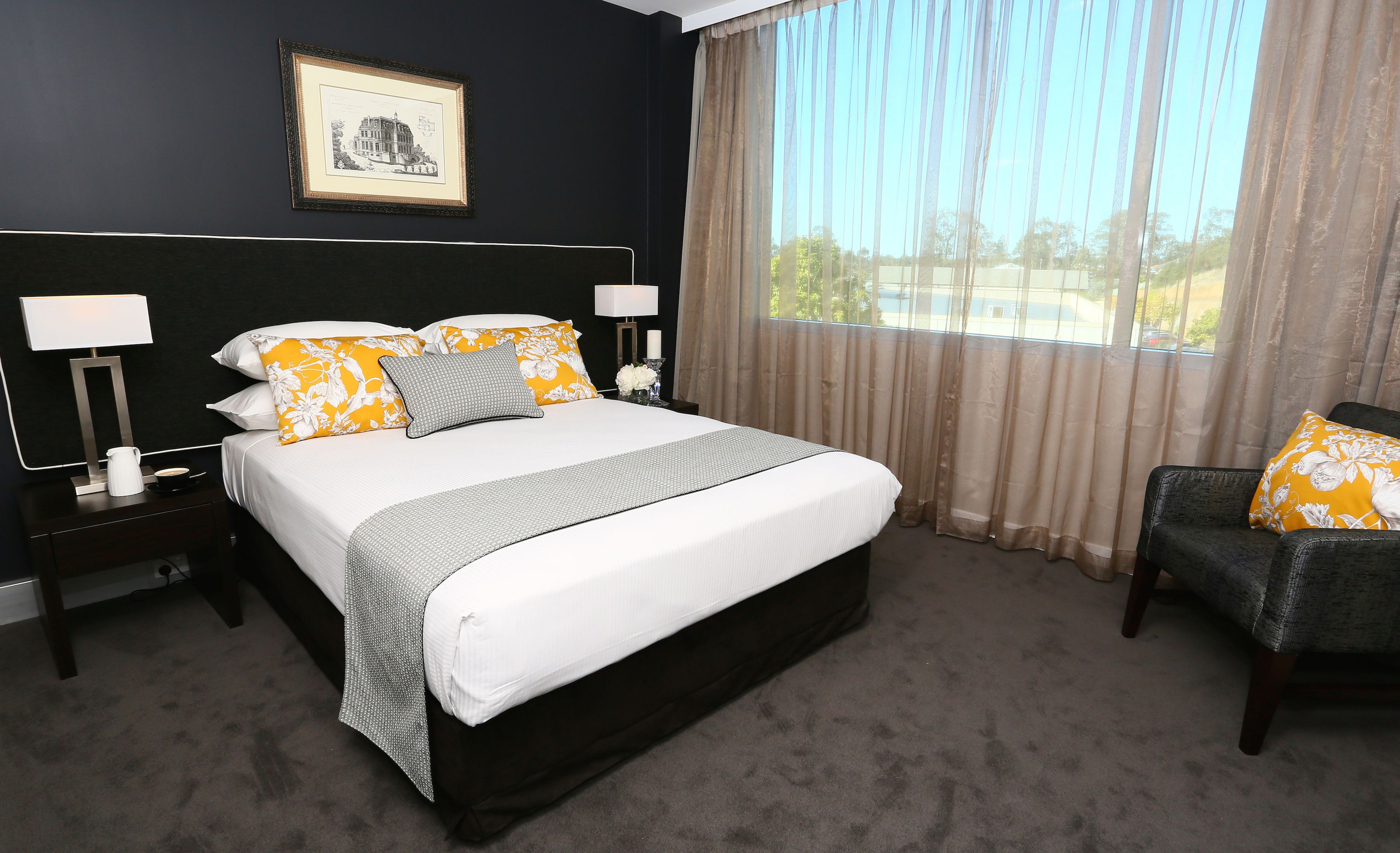 Springfield Lakes Hotel