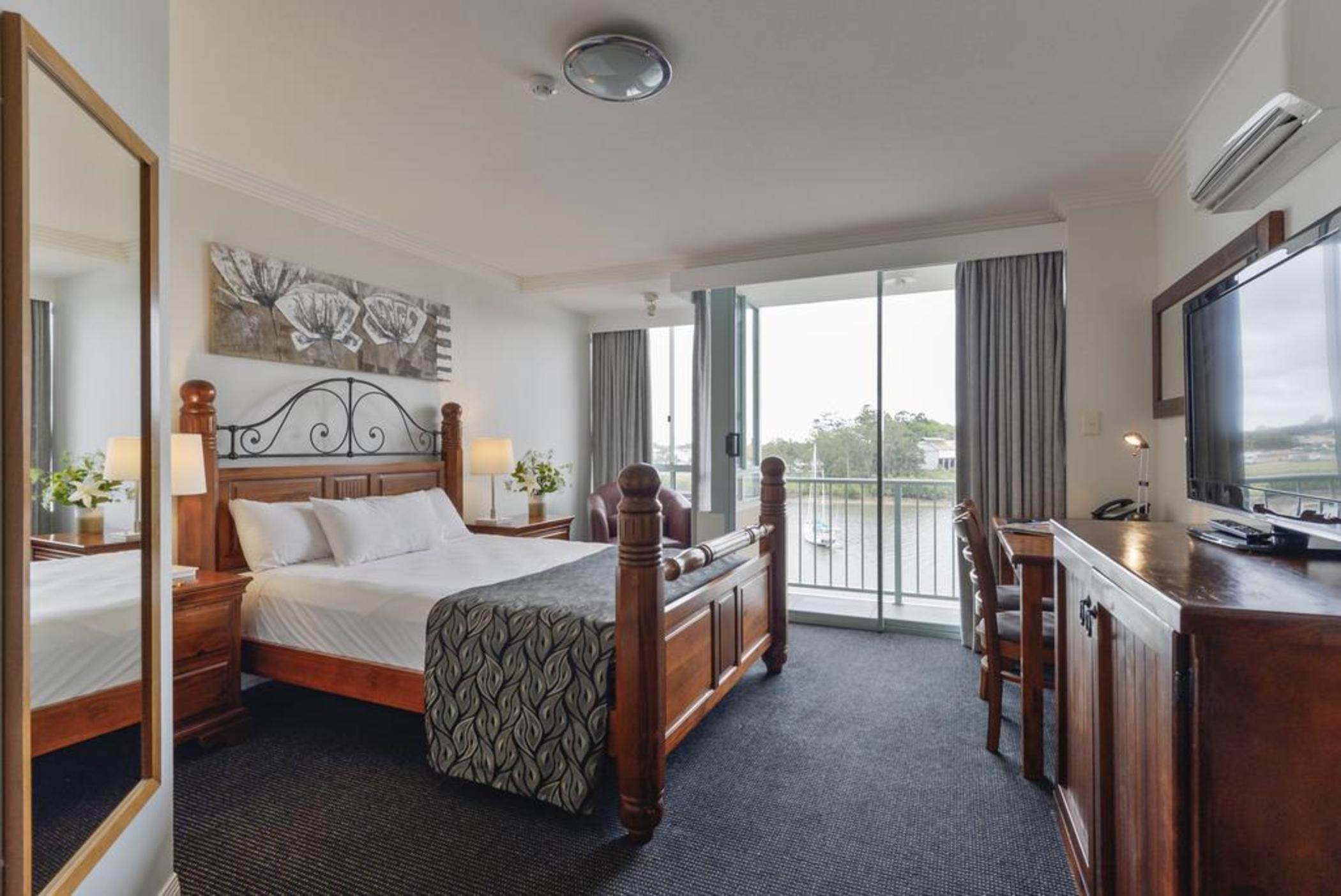 Burnett Riverside Hotel