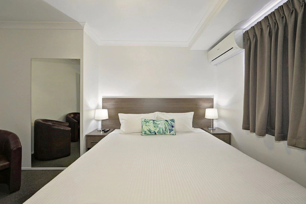 Smart Motels Bert Hinkler