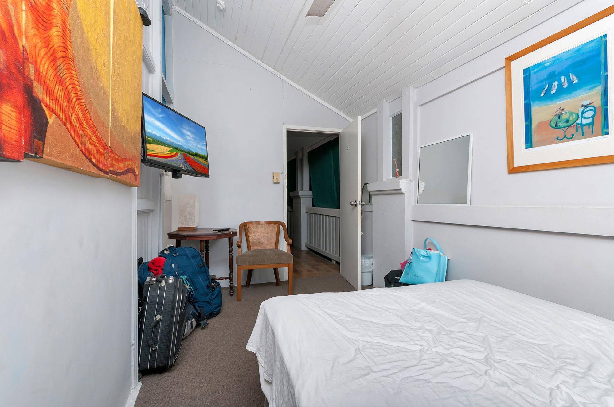 Reef Backpackers