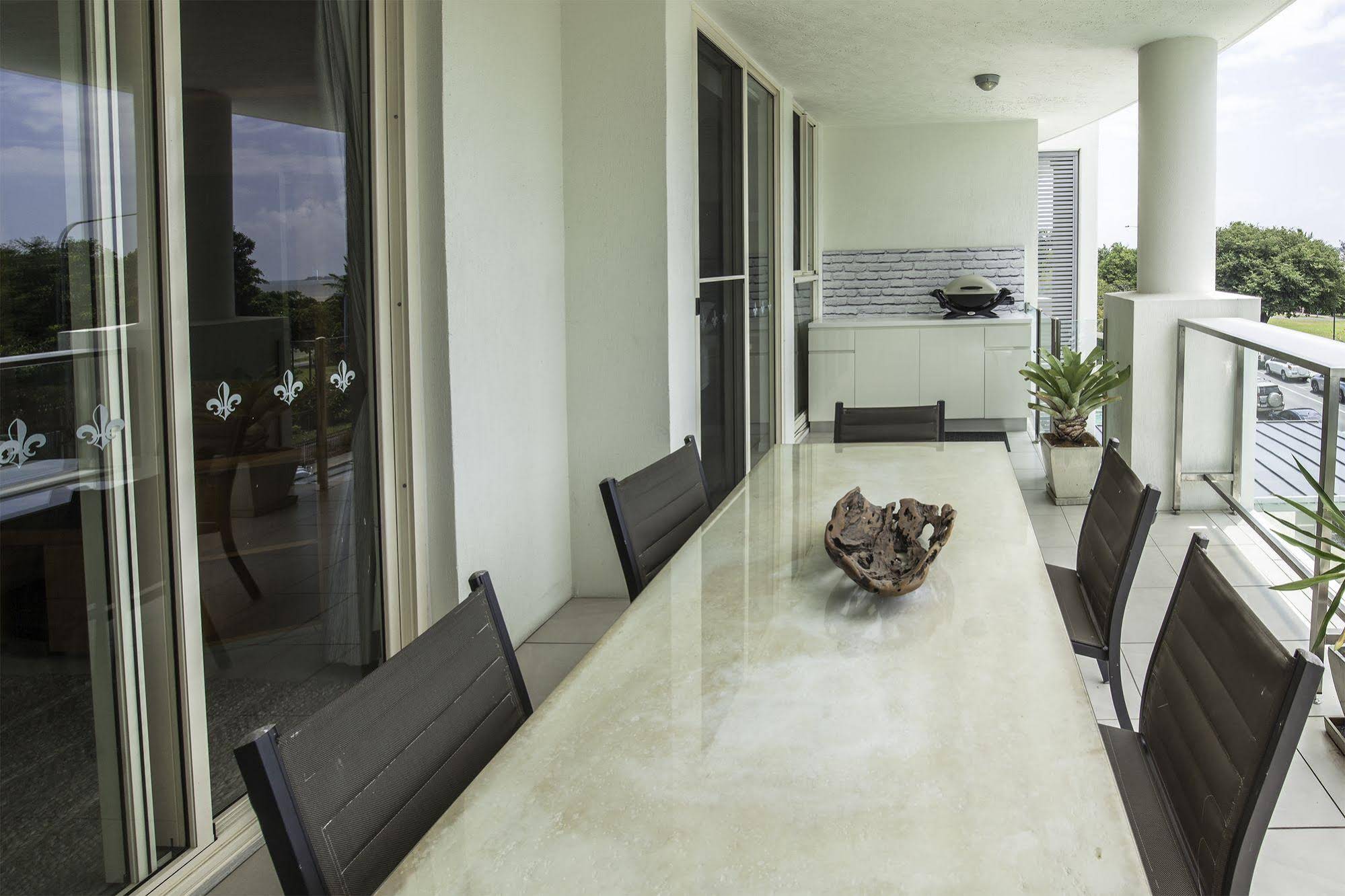 Waters Edge Apartment Cairns