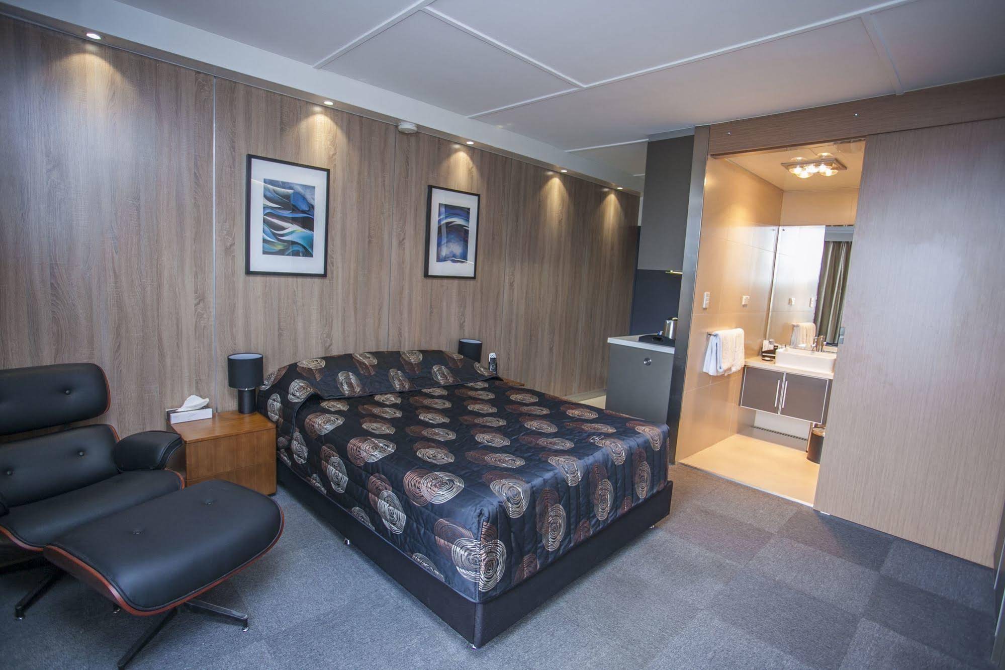 Kings Park Accommodation Chinchilla & Kings Park Bistro