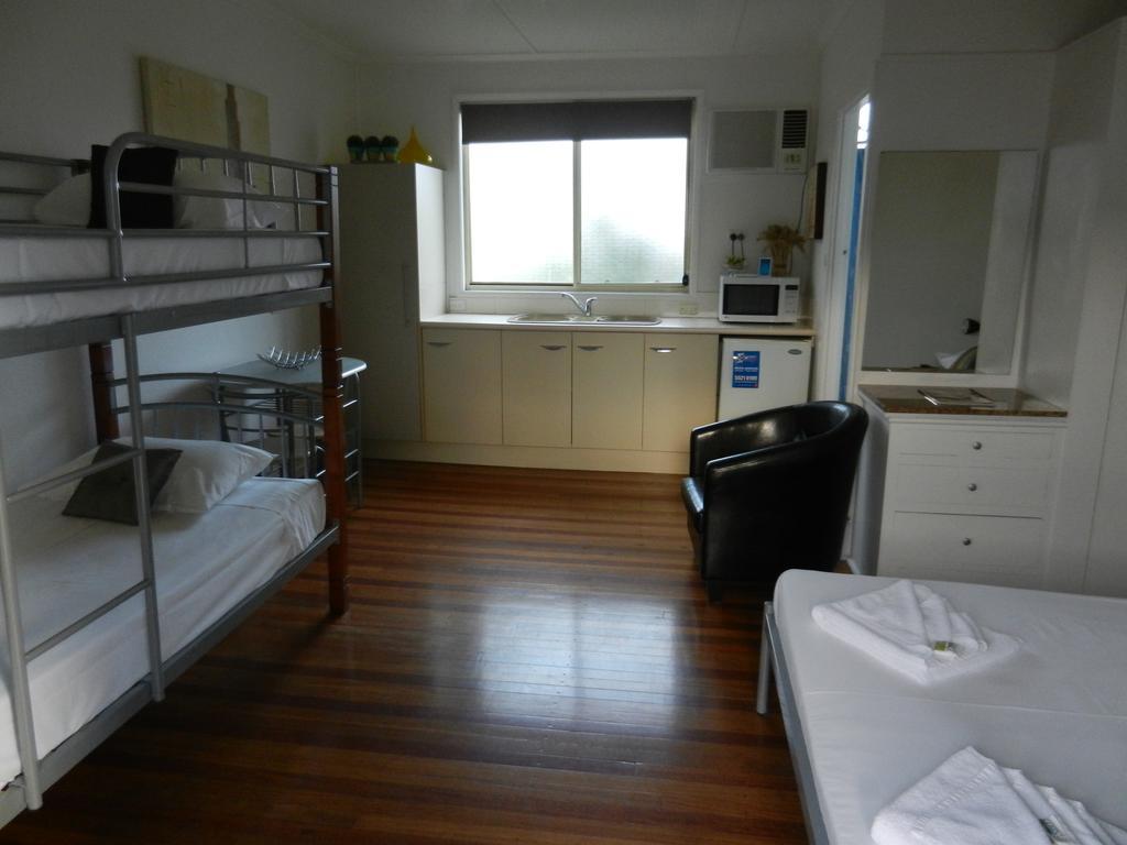 Golden Shores Airport Motel