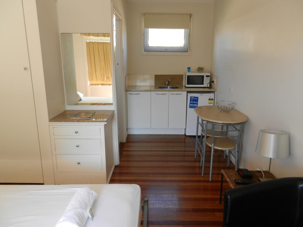 Golden Shores Airport Motel