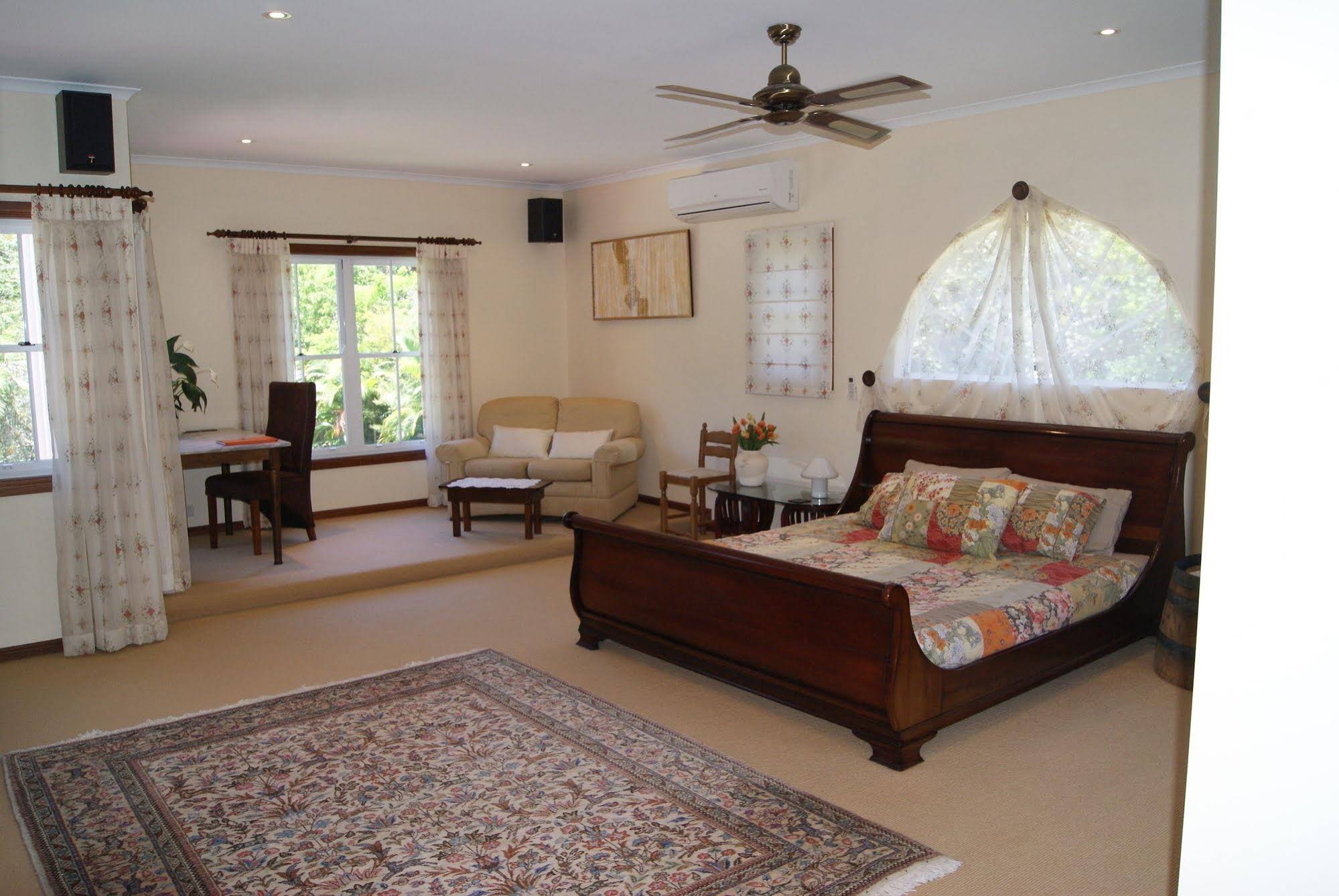 Kingfishers Manor