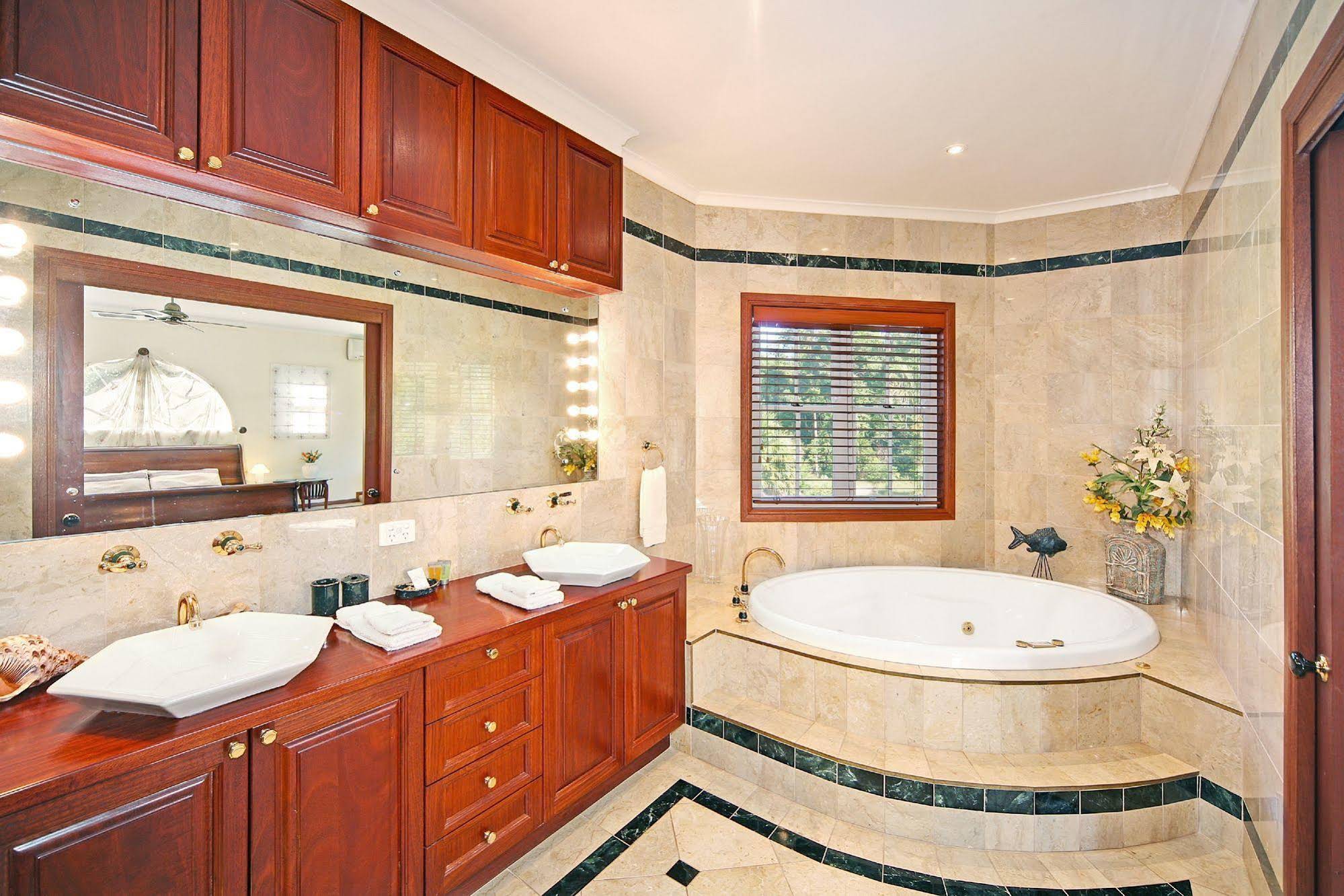 Kingfishers Manor