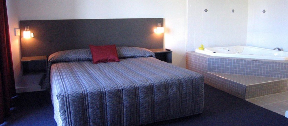 Country Roads Motor Inn