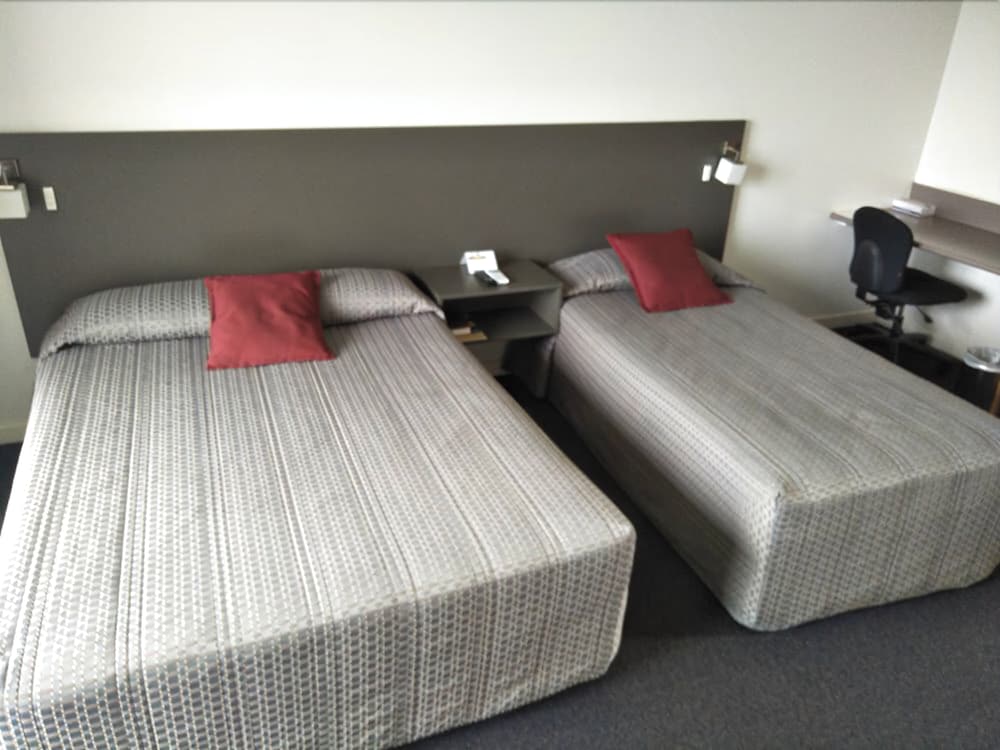 Country Roads Motor Inn