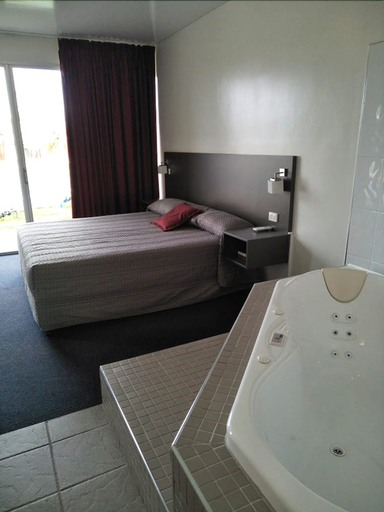 Country Roads Motor Inn