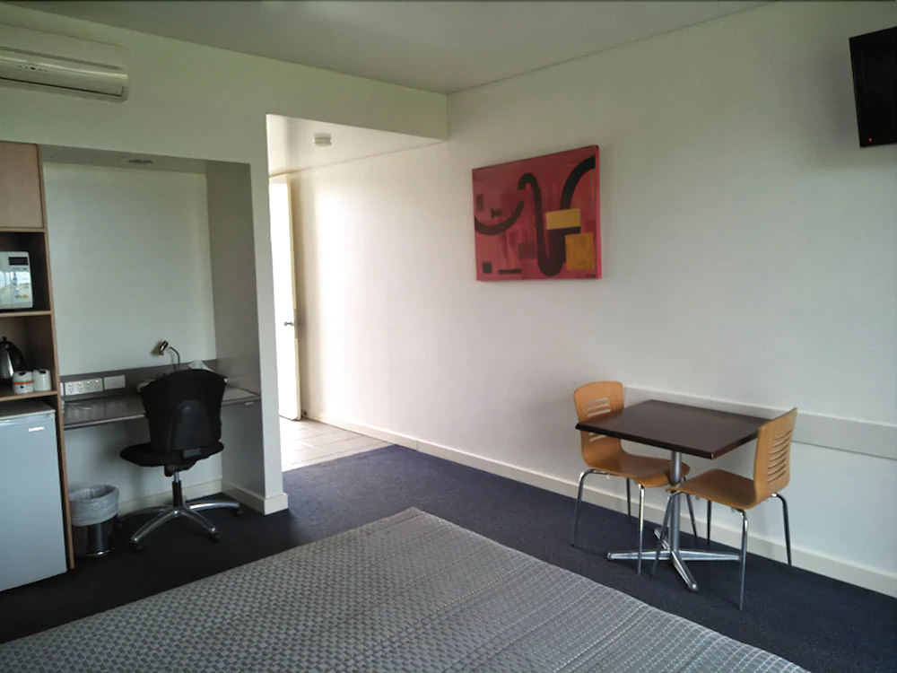 Country Roads Motor Inn