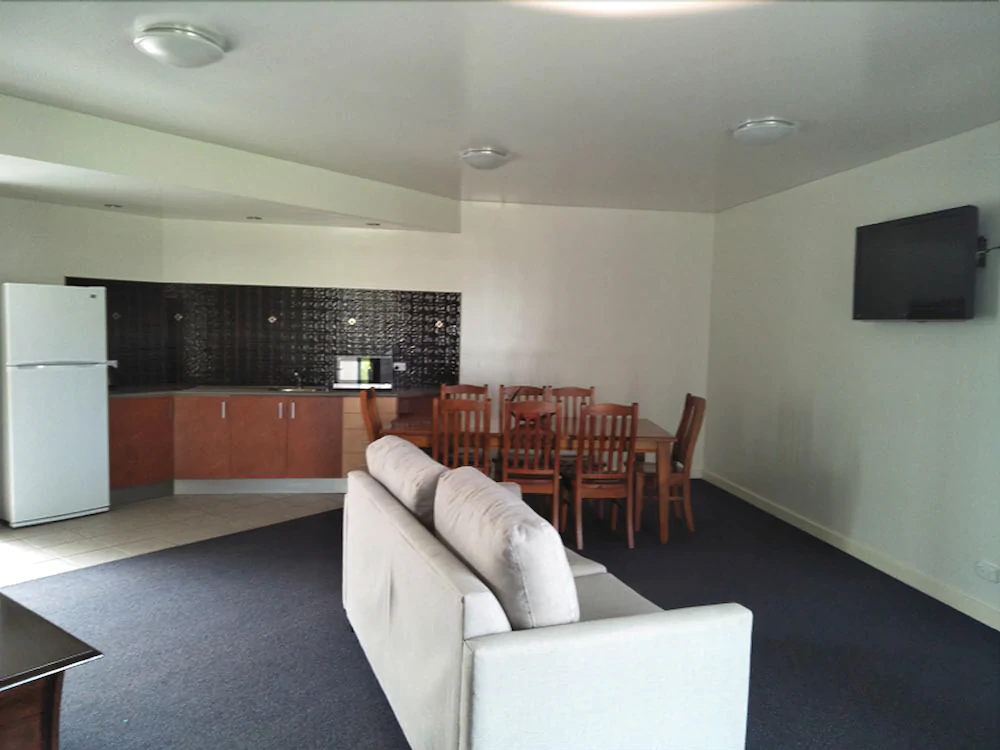 Country Roads Motor Inn