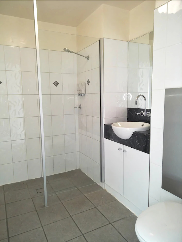 Country Roads Motor Inn