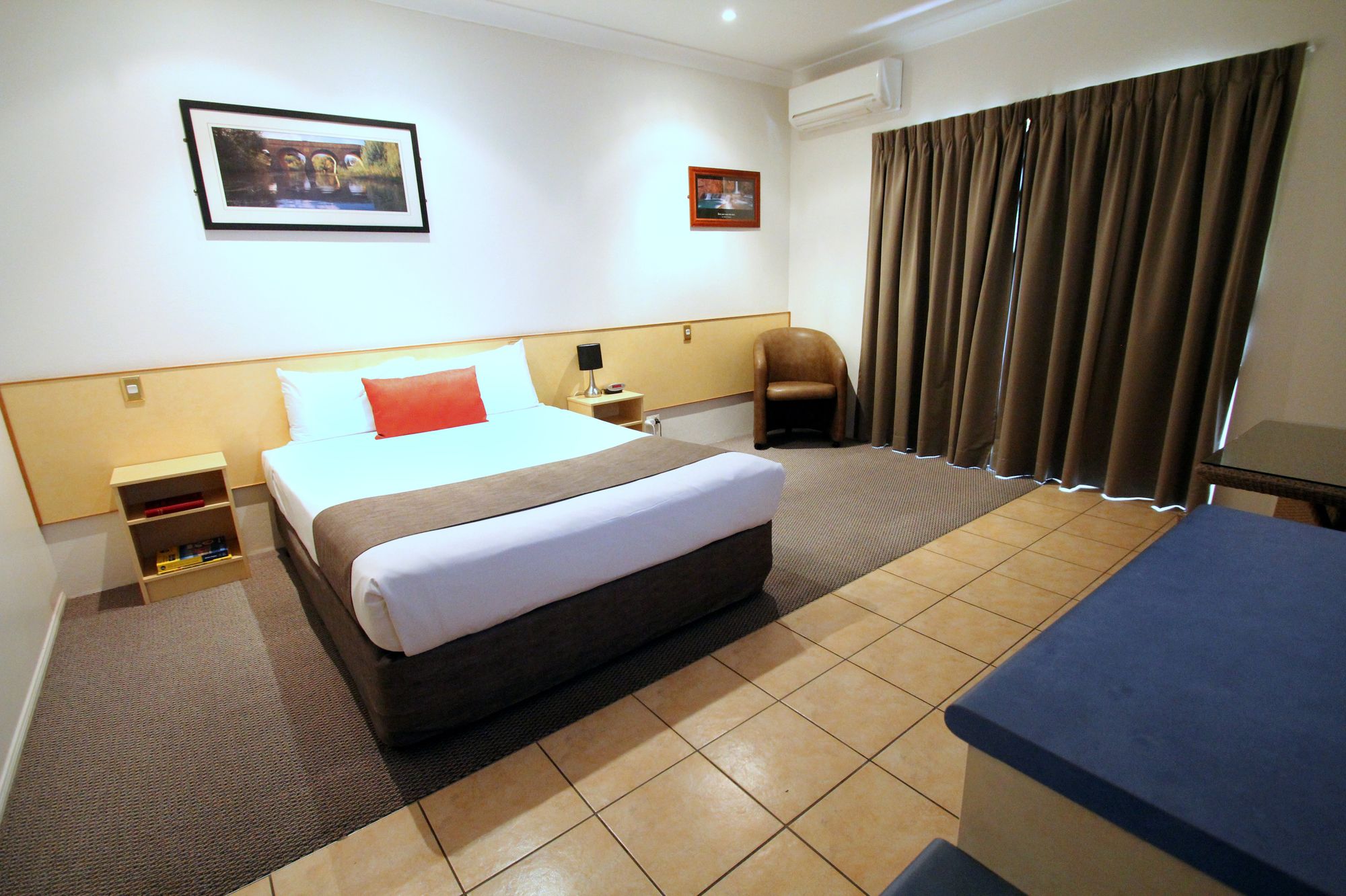 Midlander Motor Inn