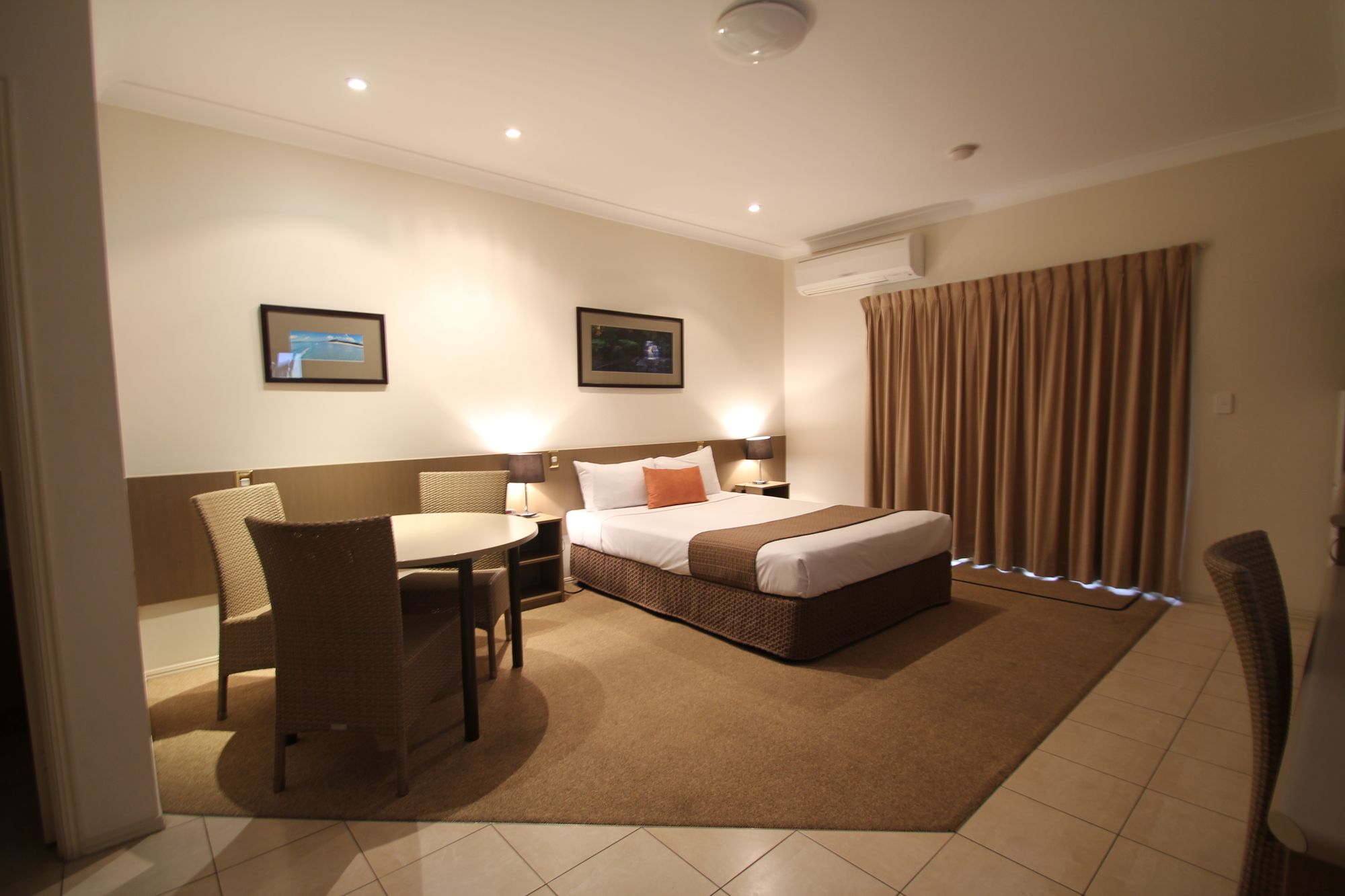 Midlander Motor Inn