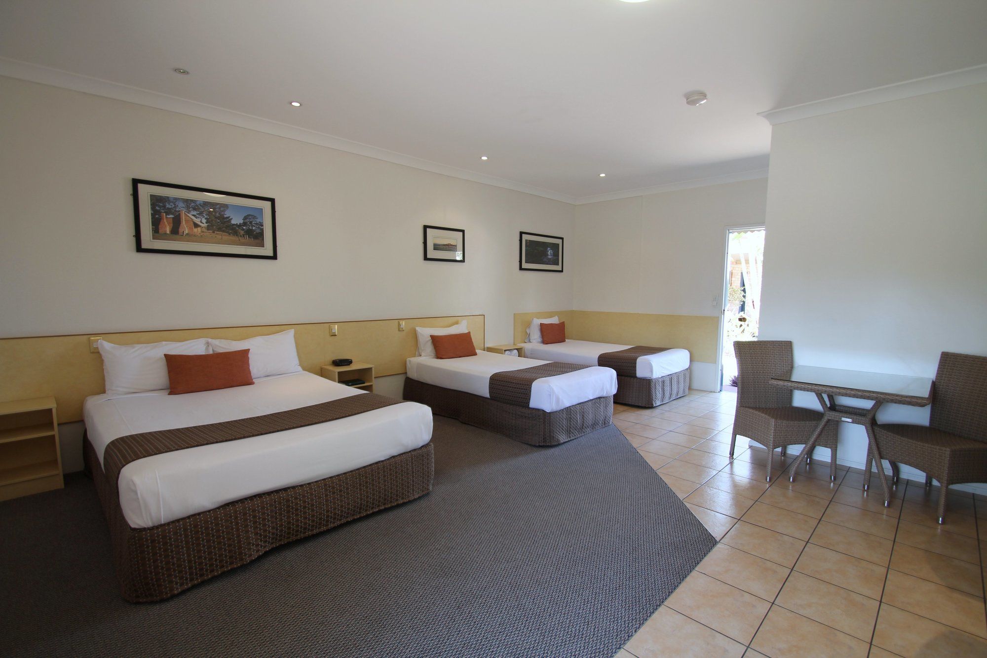 Midlander Motor Inn
