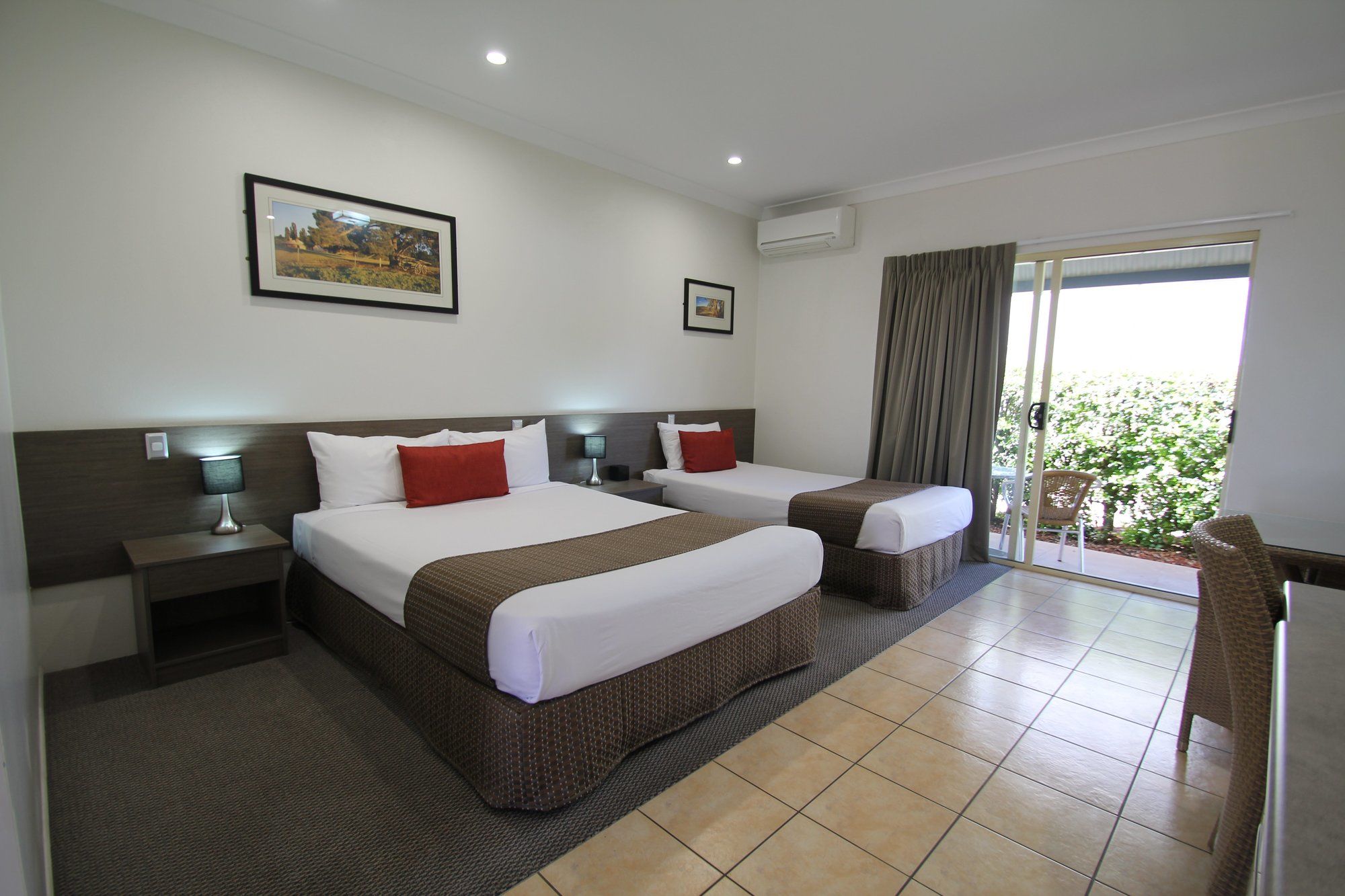 Midlander Motor Inn