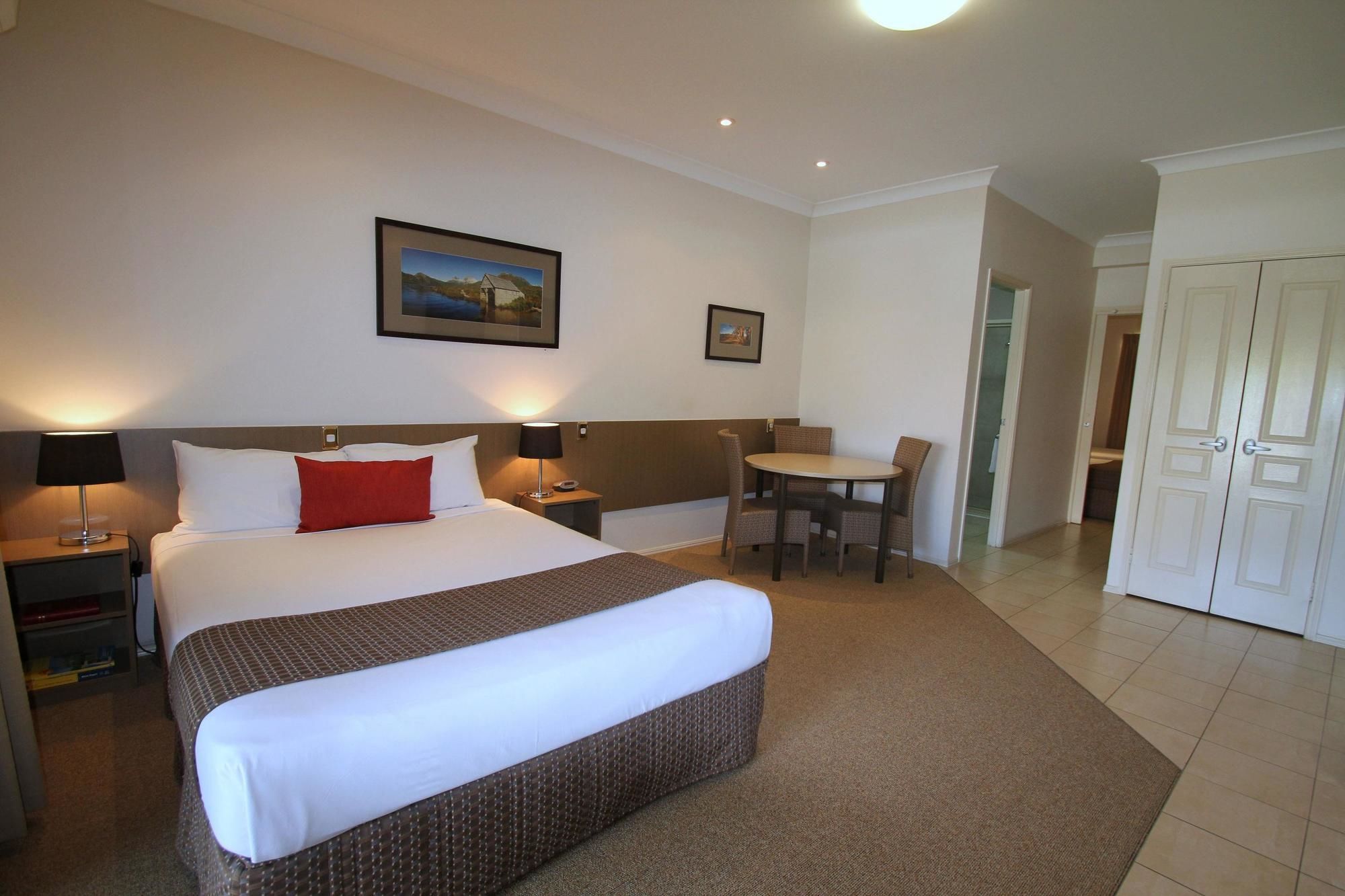 Midlander Motor Inn