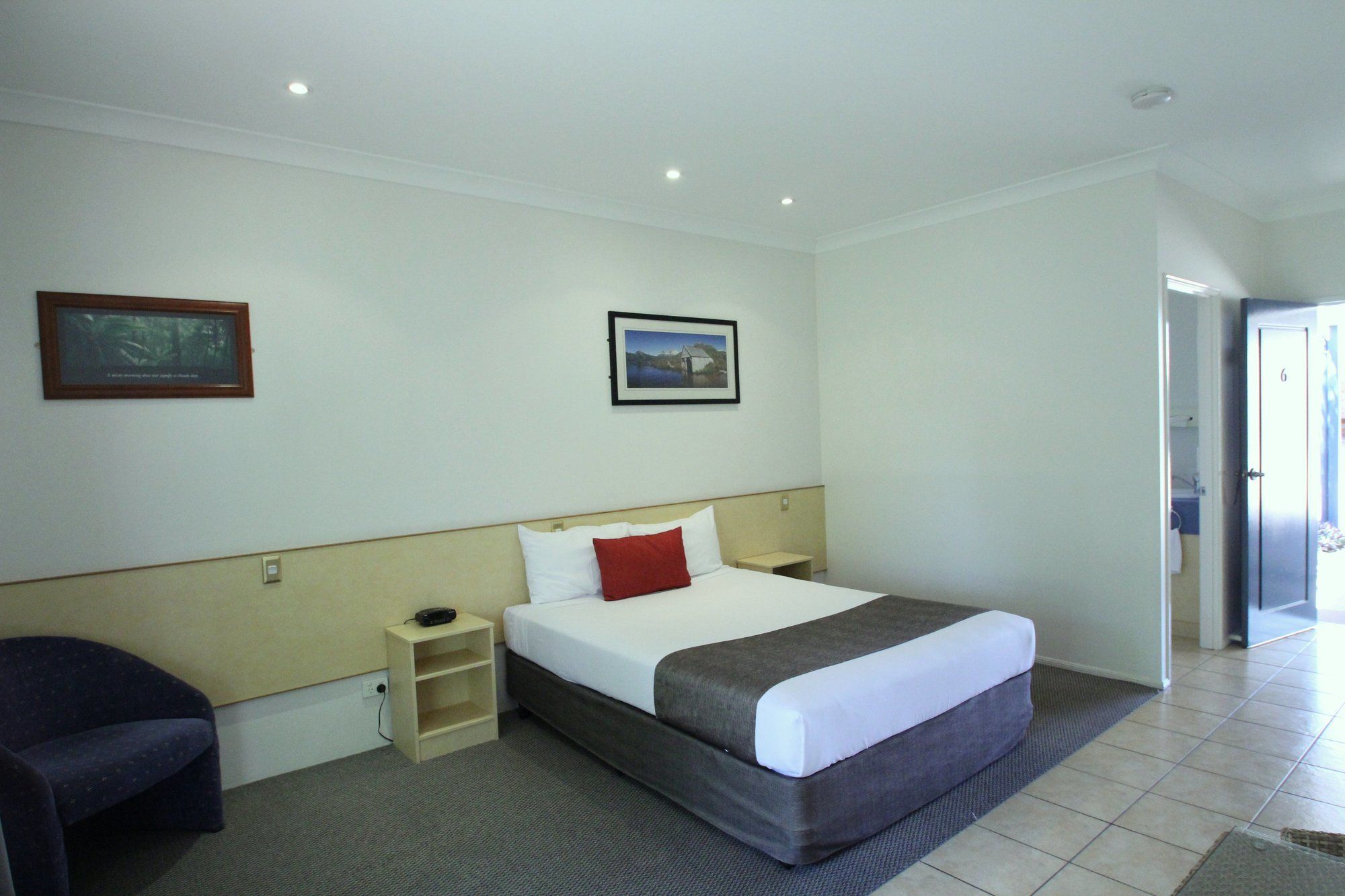 Midlander Motor Inn