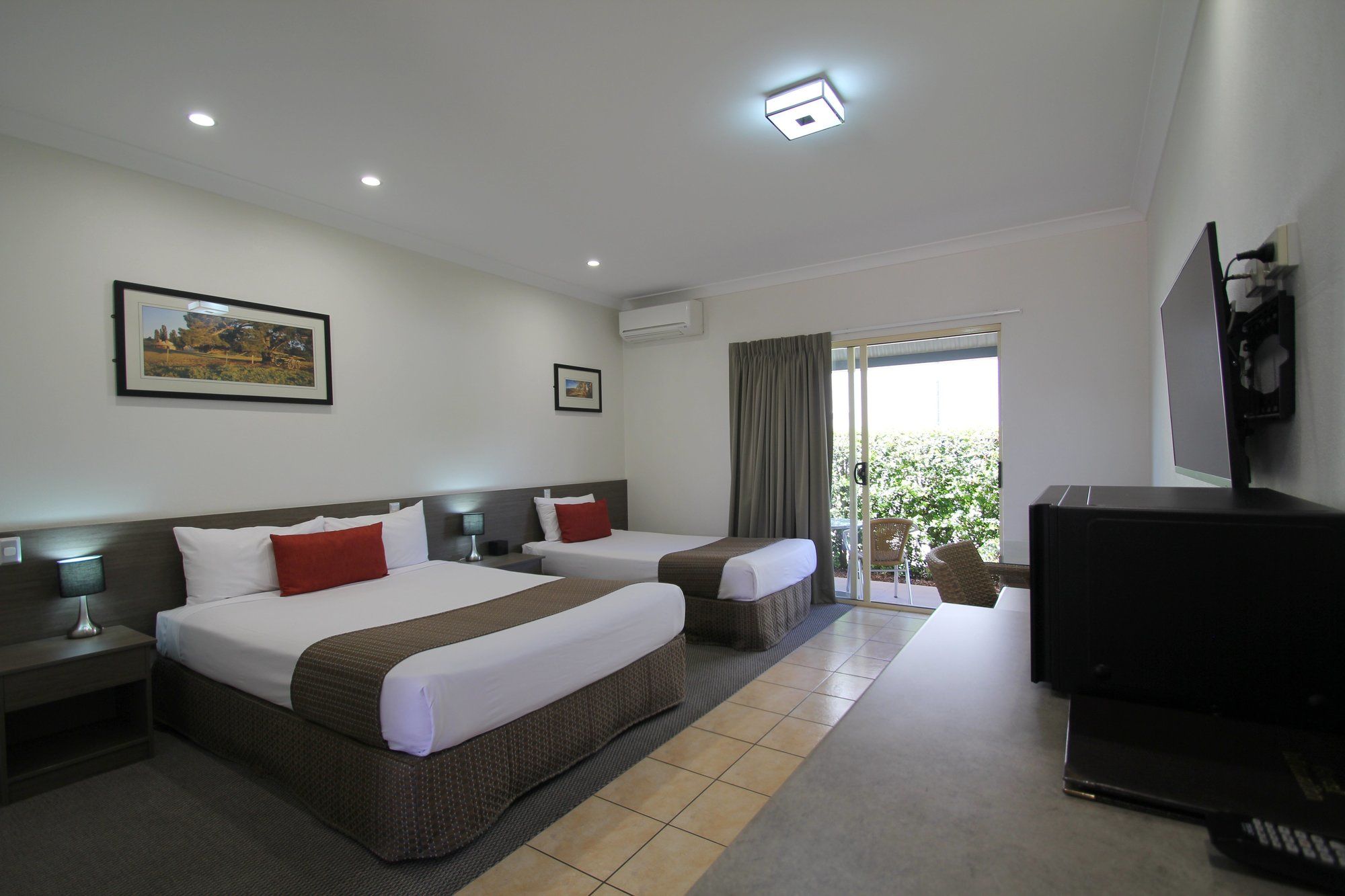 Midlander Motor Inn