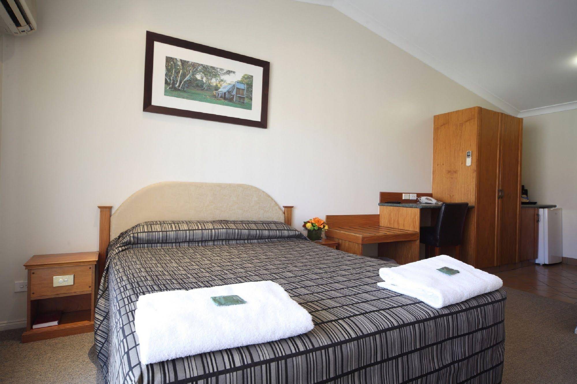 Emerald Explorers Inn