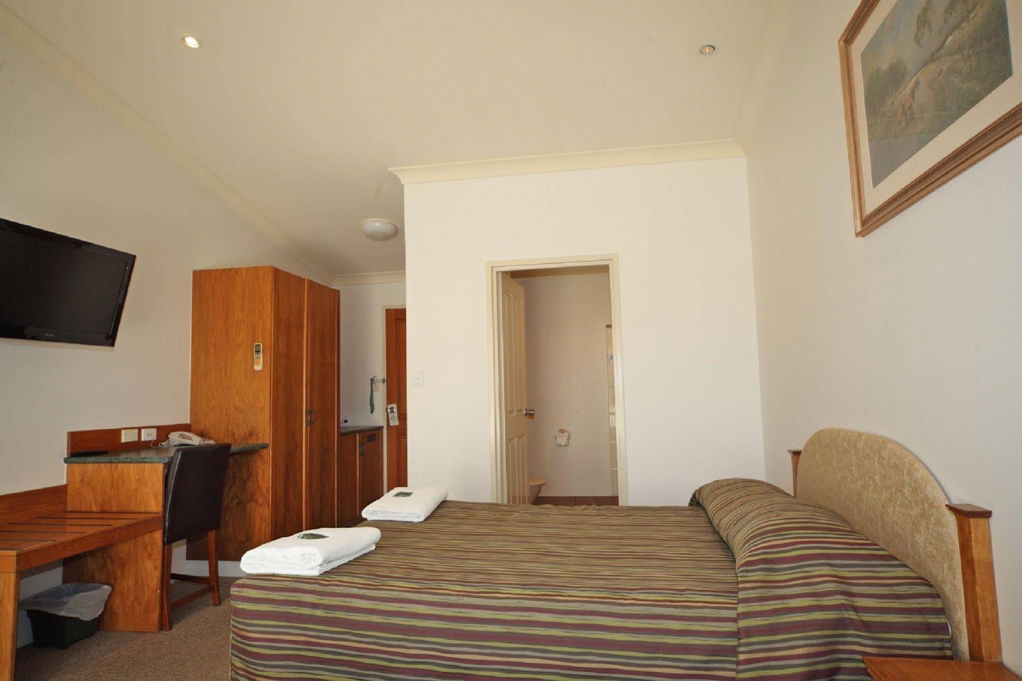 Emerald Explorers Inn