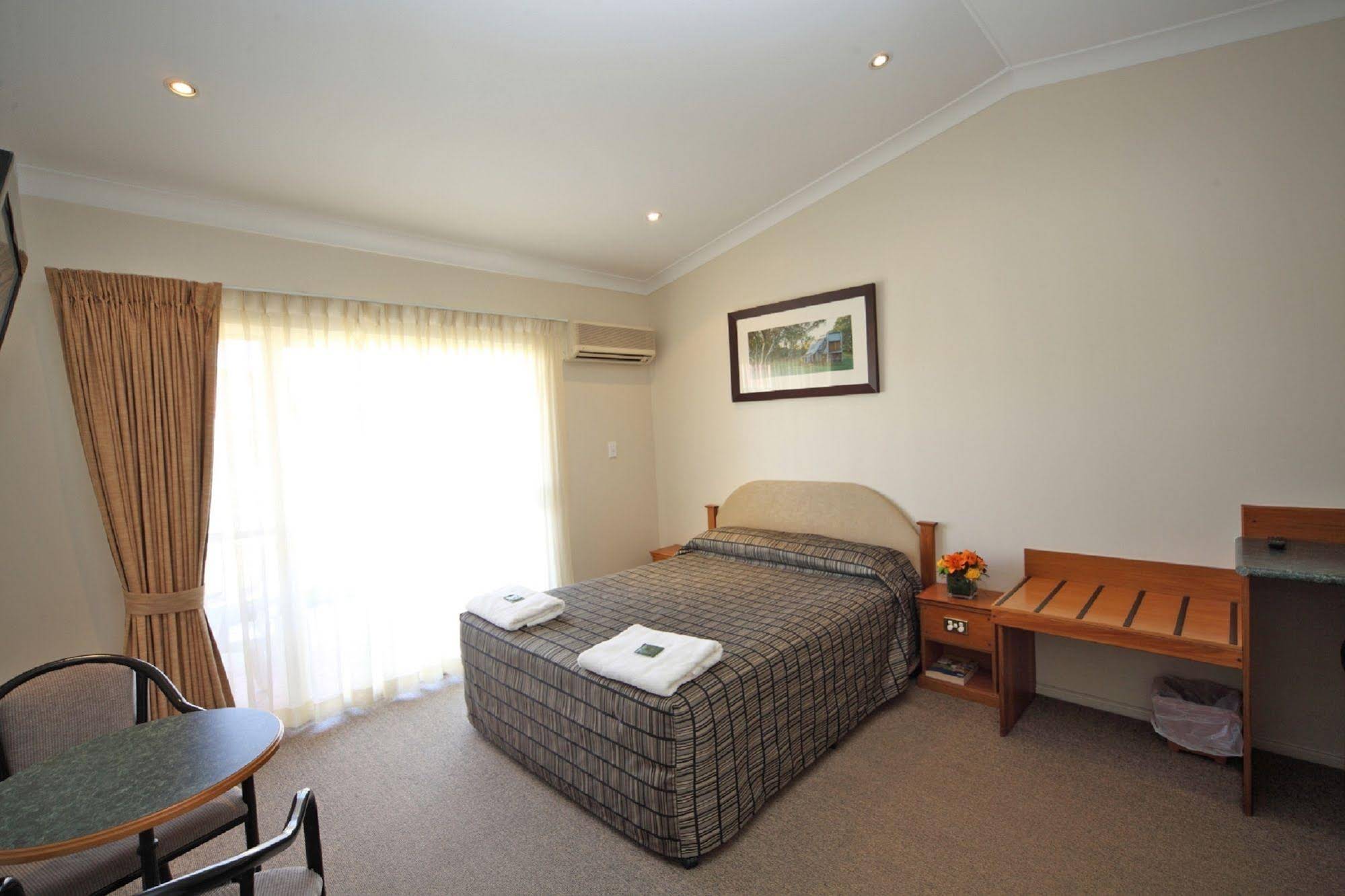 Emerald Explorers Inn