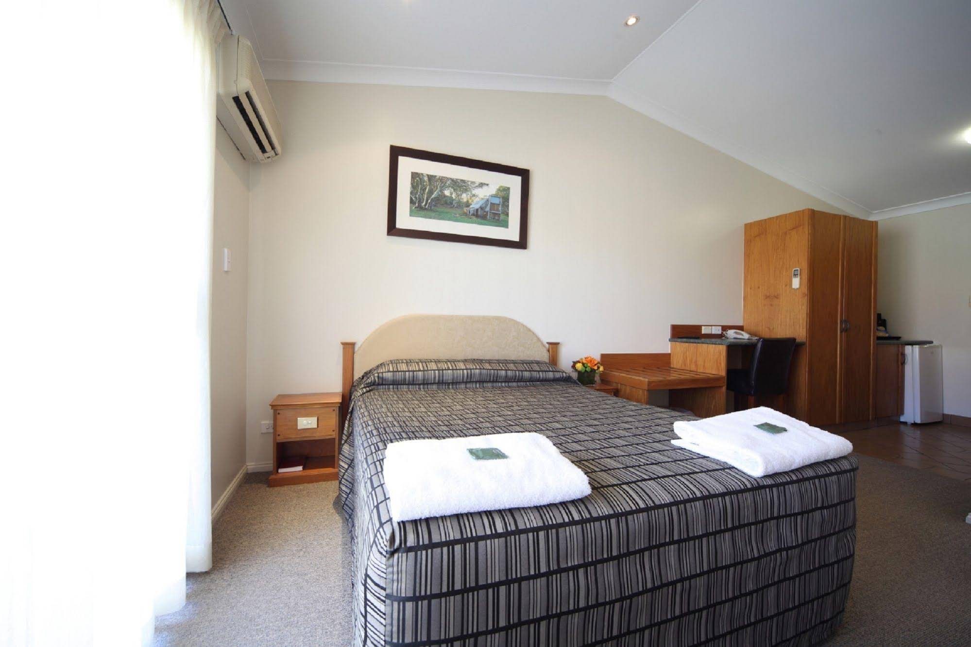 Emerald Explorers Inn