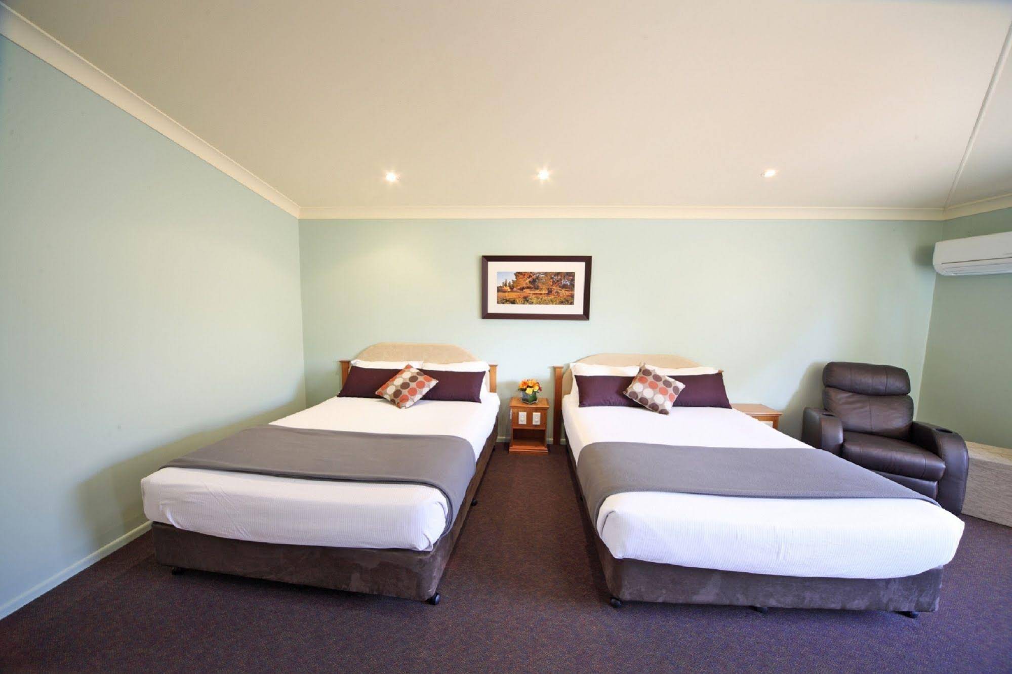 Emerald Explorers Inn