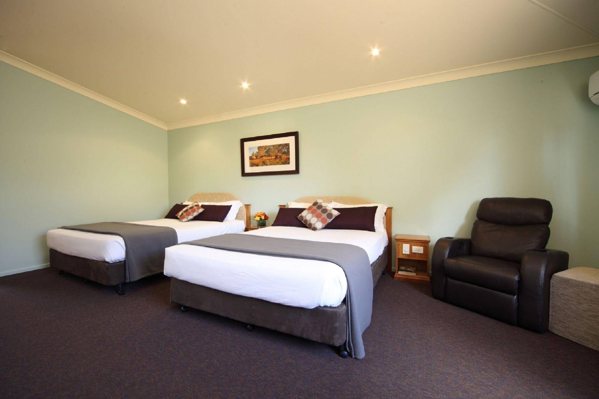 Emerald Explorers Inn