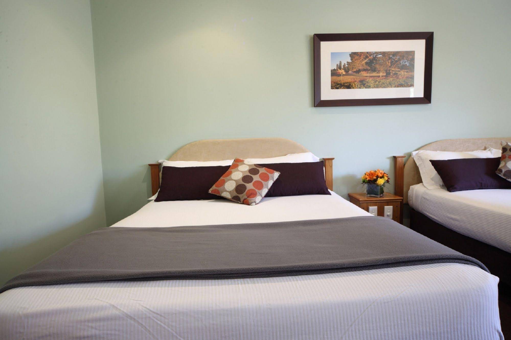 Emerald Explorers Inn